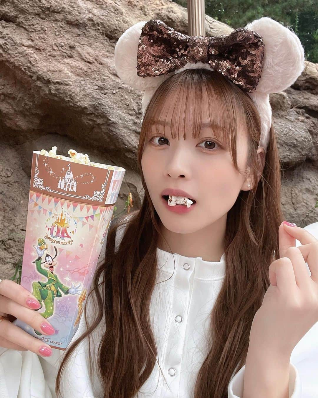 中村果蓮さんのインスタグラム写真 - (中村果蓮Instagram)「ぽっぷこーんたべたにょ〜〜🍿♡ ・ ・  #ディズニー  #ディズニーシー  #ポップコーン  #ディズニーコーデ  #ホワイトコーデ  #ロングヘア  #巻き髪  #カチューシャ  #disney  #disneysea  #disneyresort  #japan  #japangirl  #instaphoto」11月13日 22時21分 - nakamura_karen_