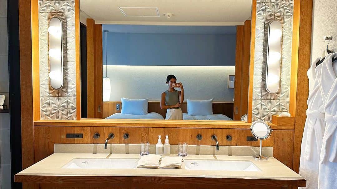 MIHOさんのインスタグラム写真 - (MIHOInstagram)「沖縄本島旅の写真 載せたいのありすぎて更新出来てない🥺 今回宿泊した2ヶ所がとてもよかったから リールも作りたいんだ✨  一つ目が大人な雰囲気とシンプルでお洒落だった 那覇のホテル。次も那覇に行ったらここに泊まりたい🚿🤍 @southwestgrandhotel」11月13日 22時24分 - miho61r