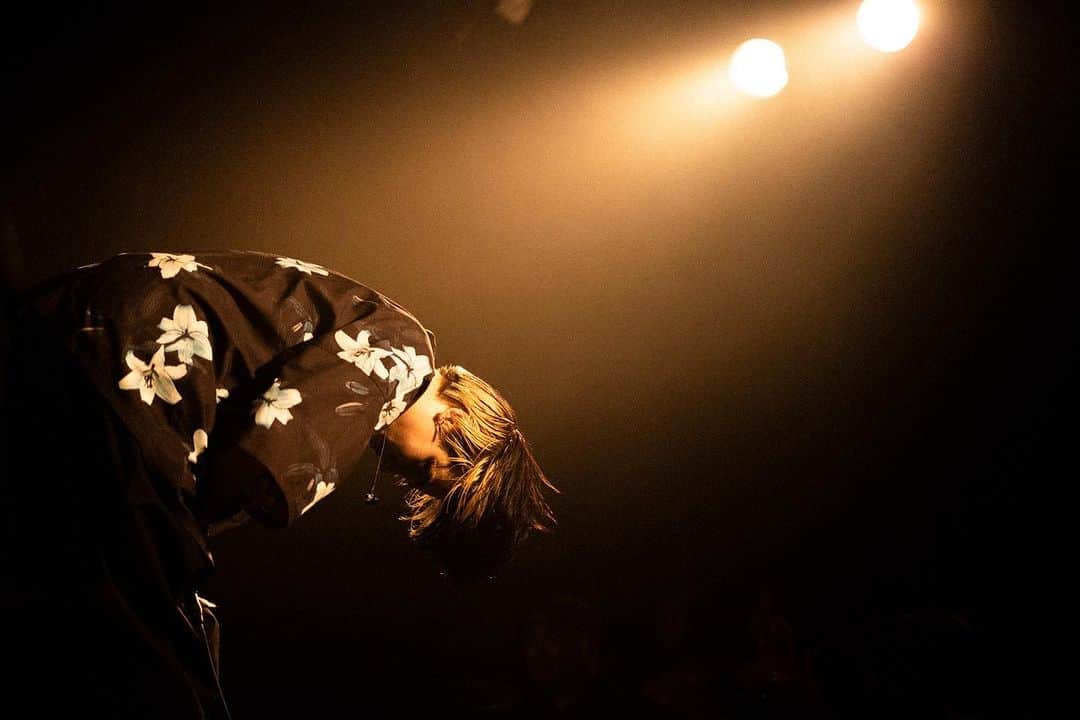 Emilyのインスタグラム：「年内、ライブハウスでやるライブはあと2本。  ライブハウスでお待ちしています。 ライブハウスでしか出会えないものがあります。 明日は大阪・心斎橋SUNHALL。HONEBONEは19:30〜より出演予定です。  12/12(日)三軒茶屋グレープフルーツムーン🌙にて、 年内最後のライブあります。 会いにきてください。 受け取ってください。  写真/小野洋平」