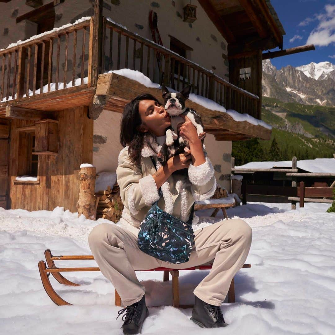 キプリングさんのインスタグラム写真 - (キプリングInstagram)「Dashing through the snow with the cutest little helper and the cutest little bag 🐶  #AllThingsMerry #NeverWithoutMyKipling #LiveLight #HolidaySeason」11月13日 22時35分 - kiplingusa