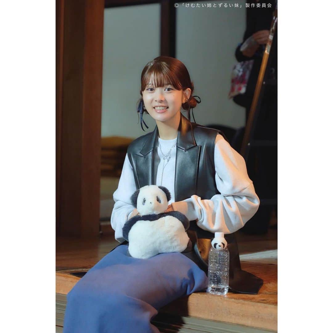けむたい姉とずるい妹のインスタグラム：「. オフショット📸 らん( #馬場ふみか さん)と パンダのコラボ🐼 白黒で服装にもマッチしてます💟  ／ 『#けむたい姉とずるい妹 』 第6話放送まで、あと30分！ ＼  見逃し配信は #TVer で配信中🎗 tver.jp/episodes/epyeqg0olb  U-NEXTなどでも配信中💠  #テレビ東京 #けむずる  #栗山千明 #馬場ふみか #栁俊太郎  #桜田通 #雛形あきこ  #オフショット」