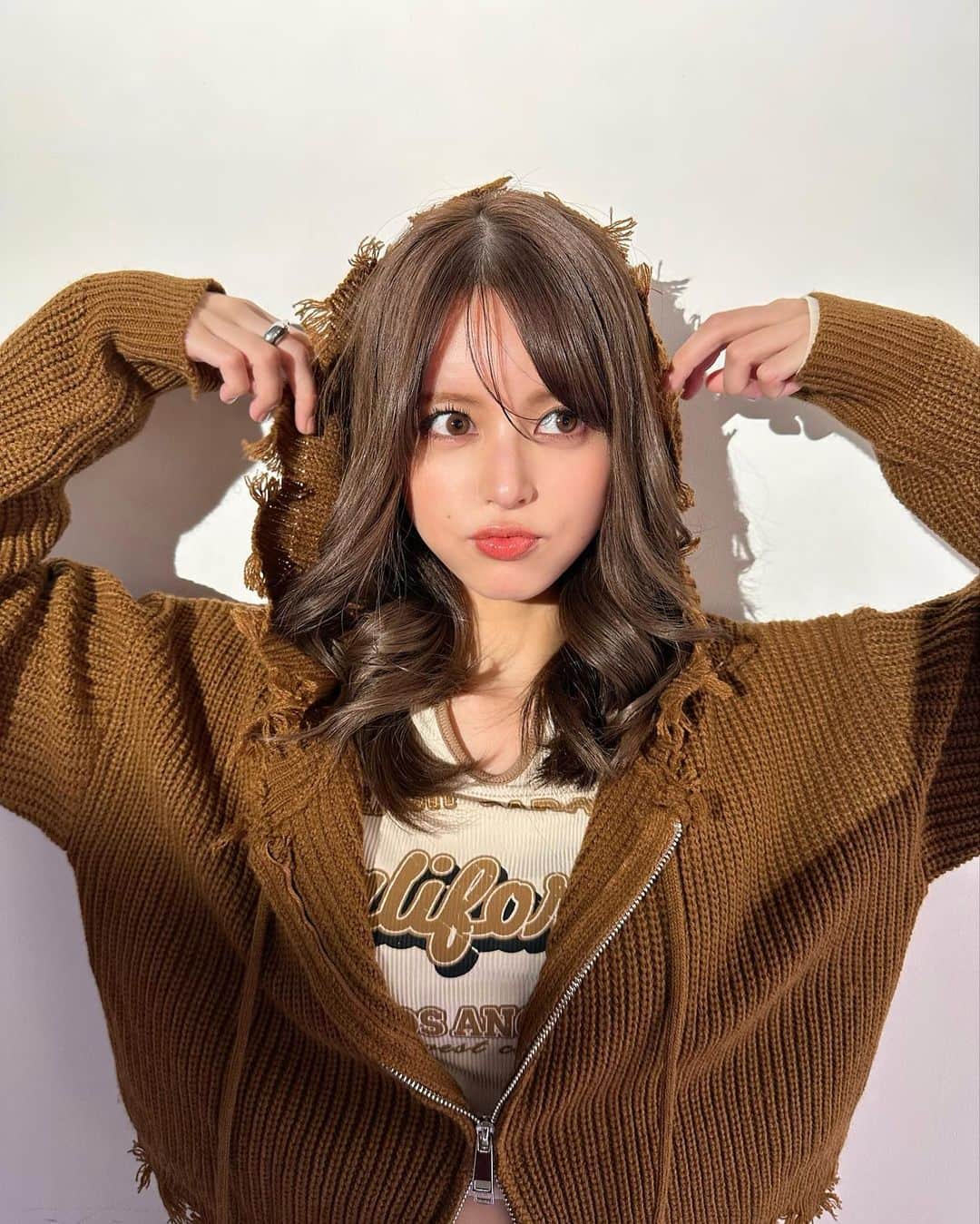 吉崎綾のインスタグラム：「「SHEIN TOKYO 1周年記念コレクション」 ファッションショー🕶️ありがとうございました！  沢山の方に観てもらえて、とても楽しい時間でした♩ ランウェイ…ウォーキングやポージング…勉強の毎日です！ 低身長頑張ります(*_*) 見に来てくださった方やエール送ってくれた皆さん ありがとうございました〜！  次は18日のイベント、待ってます~ꕤ GIANNA Another限定特大ポスターが数量限定であるらしい🙄笑 詳細は、ハイライトの「イベント」にあります！  #shein #sheinofficial #sheintokyo #fashionstyle #giannaanother #吉崎綾」