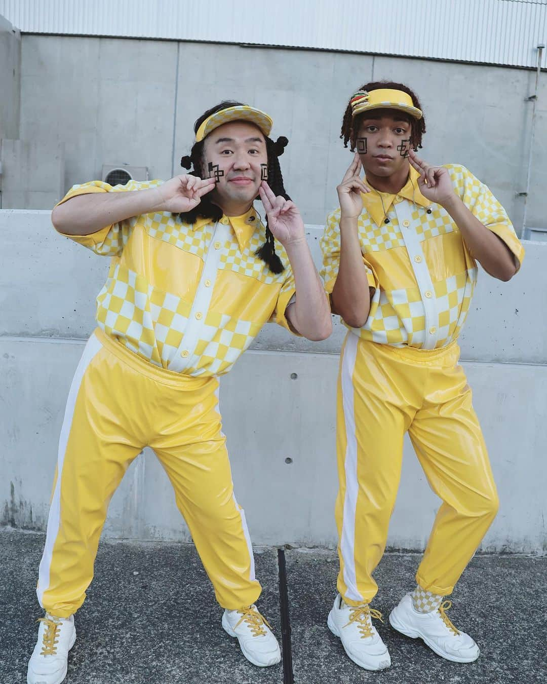 だーよしのインスタグラム：「【POPPIN' CREW】 改めまして、今回素敵過ぎるツアー #なにわ男子 #popmall を回ったメンバーを紹介させて貰っちゃいます。 ※以下同文  SENA（画像左） あらゆるハーフ芸能人に似てると言われ続けた若き幻の苦労人「SENA」君です。 この若さだと性格がぶっ壊れてるのが多いハーフダンサーの中において僕はこいつより良い子とあったことがありません。最高。 が、彼が昔お父さんに怒られた時、手が2階から1階に届いて来て首根っこ掴まれた想い出があるそうですがそれは嘘でしょう。  eat パワー系の関西人、みんなのまとめ役の「eat（イト）」君です。 本当は居てはいけない所に居たり、ルールを破っている人はイト君にもれなくしょっぴかれますが、たまにイト君もやっちゃう所が憎めなすぎる大ベテラン。 主に推しの話をする時と、ちょっとした理不尽と戦う直前に「イト美」という謎のキャラになって顎の出たオネエになります。」