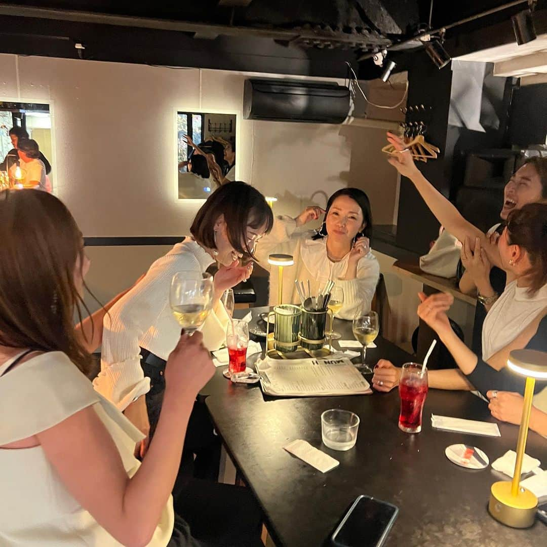 ayu kagawaさんのインスタグラム写真 - (ayu kagawaInstagram)「POP UPの打ち上げー🍺🍷  こんな大好きな人達と働けた3日間は本当に宝物だなと改めて☺️🫶 みんなそれぞれに忙しい毎日の中でいつも全力でサポートしてくれる温かい人達🥹 いつもたくさんのヘルプ、本当に有難う☺️🫶  楽しすぎて笑いすぎて🤭 最高の夜だった🥳🍷  #打ち上げ」11月13日 22時31分 - ayuyunyun