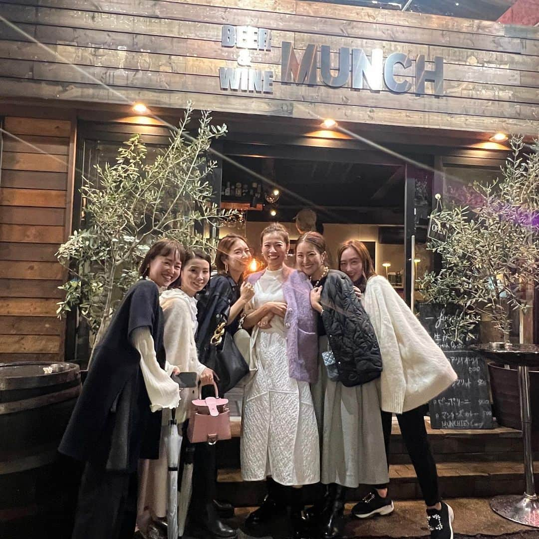 ayu kagawaさんのインスタグラム写真 - (ayu kagawaInstagram)「POP UPの打ち上げー🍺🍷  こんな大好きな人達と働けた3日間は本当に宝物だなと改めて☺️🫶 みんなそれぞれに忙しい毎日の中でいつも全力でサポートしてくれる温かい人達🥹 いつもたくさんのヘルプ、本当に有難う☺️🫶  楽しすぎて笑いすぎて🤭 最高の夜だった🥳🍷  #打ち上げ」11月13日 22時31分 - ayuyunyun