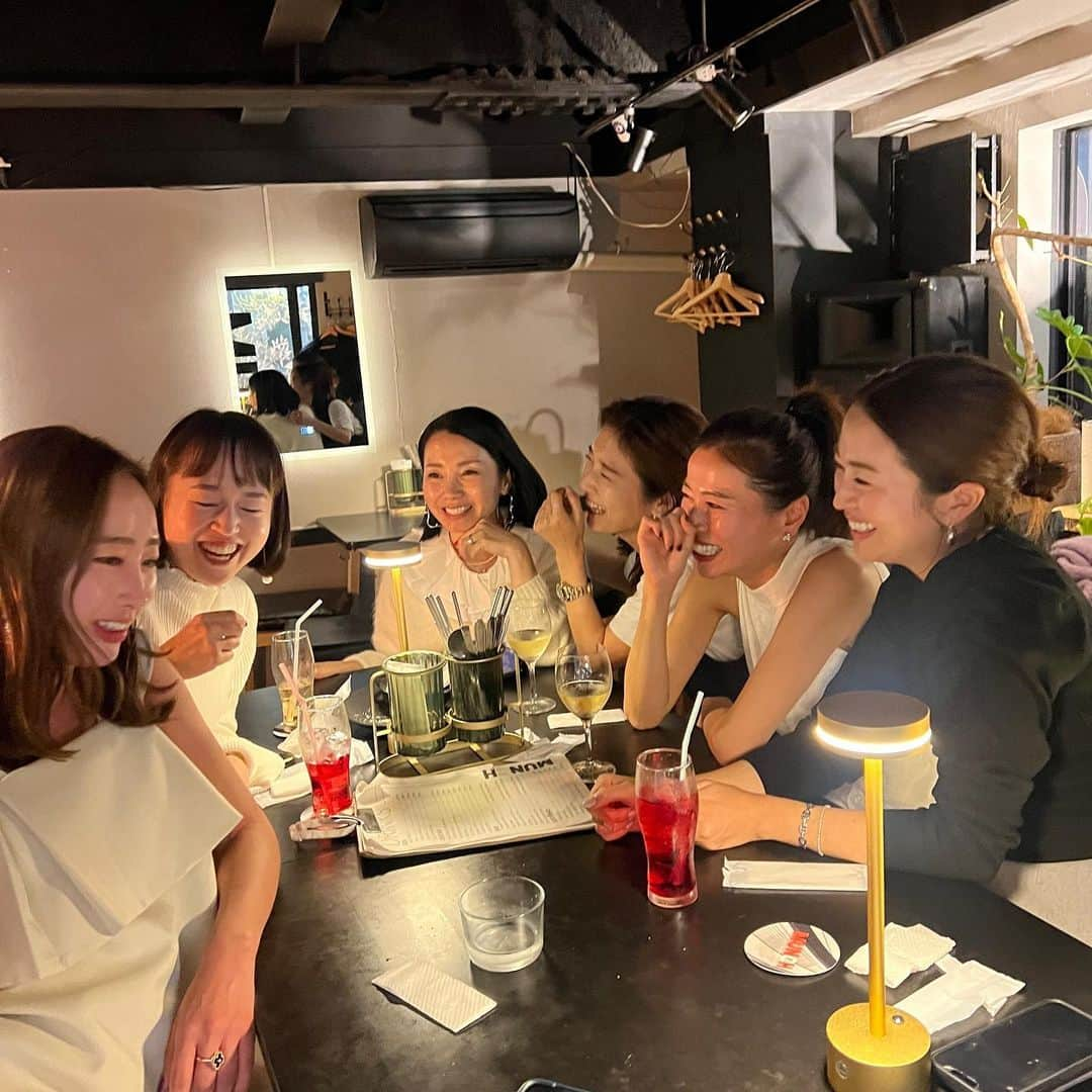 ayu kagawaさんのインスタグラム写真 - (ayu kagawaInstagram)「POP UPの打ち上げー🍺🍷  こんな大好きな人達と働けた3日間は本当に宝物だなと改めて☺️🫶 みんなそれぞれに忙しい毎日の中でいつも全力でサポートしてくれる温かい人達🥹 いつもたくさんのヘルプ、本当に有難う☺️🫶  楽しすぎて笑いすぎて🤭 最高の夜だった🥳🍷  #打ち上げ」11月13日 22時31分 - ayuyunyun