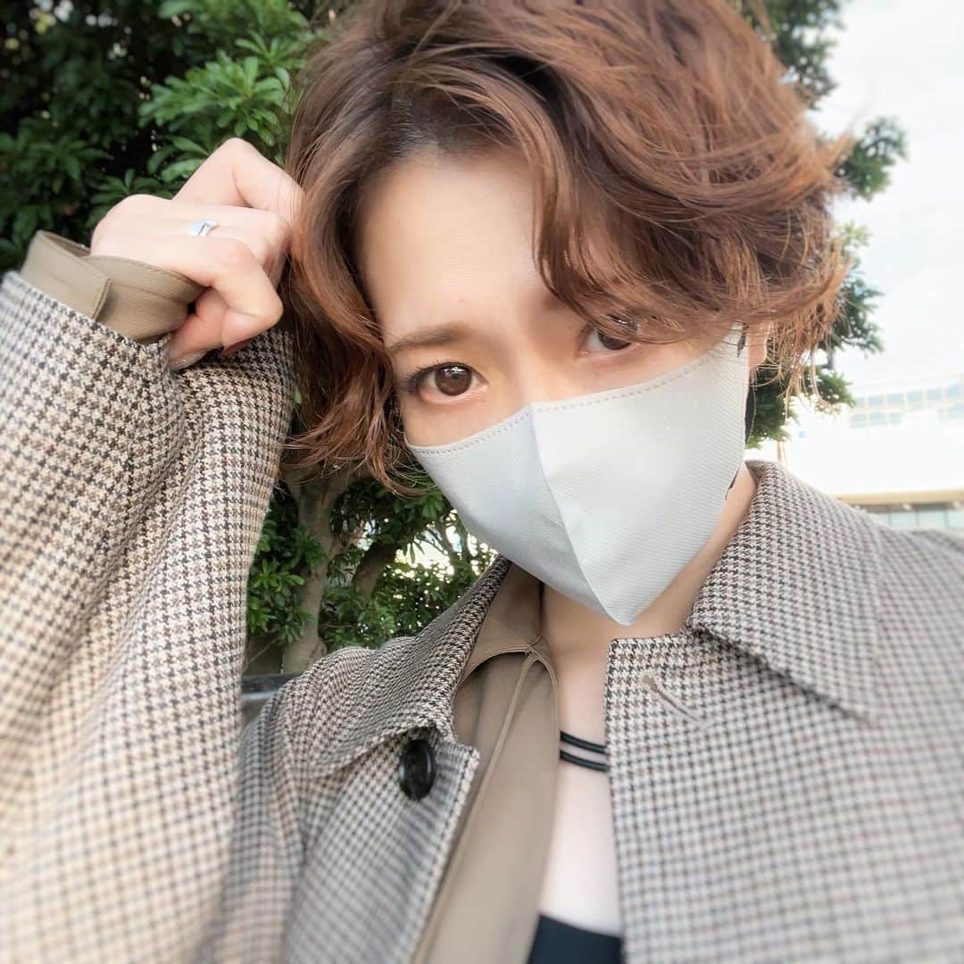 名塚佳織のインスタグラム：「🍂 随分前に… この秋用コート 一目惚れして買ったんだけど…  毎日暑過ぎて 全然着る機会が無くて…  ようやく今日！！  と思ったけど  今度は寒過ぎた…🥲  秋コート着るタイミング むずいね…🍂」