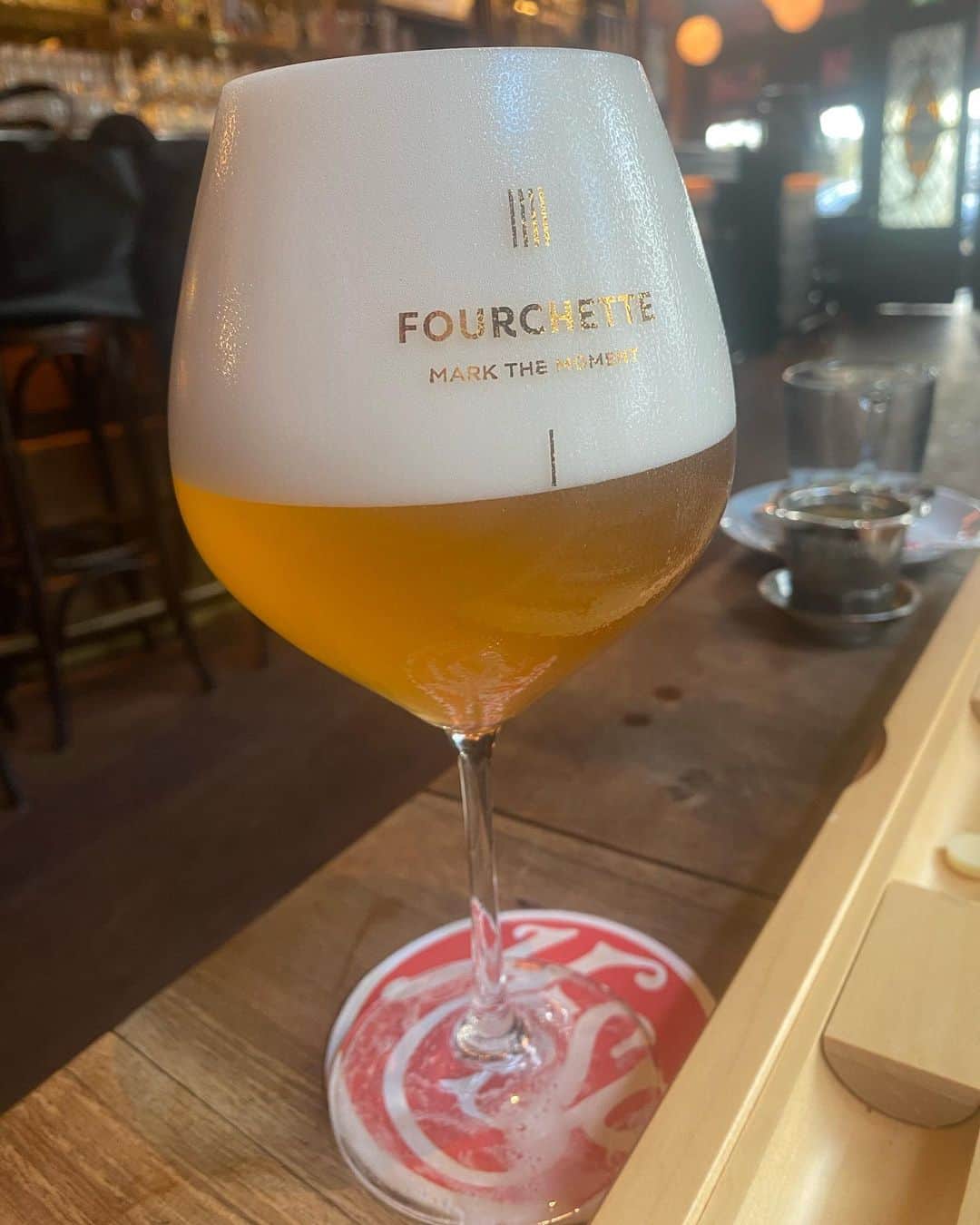 アムステルダム・タトゥー・ミュージアムのインスタグラム：「Op de tap n fantasties glas bier.met n fantastiese smaak@cafehesp@fourchette@socialdeal#bruincafe#mamibo#codegeel#aktieschuimkraag#goudblond#proost#gvd#」