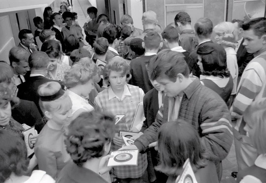 ブライアン・ウィルソンのインスタグラム：「1964: Brian signing the latest Beach Boys' hit single.  #1964 #hitsingle #autograph @thebeachboys」