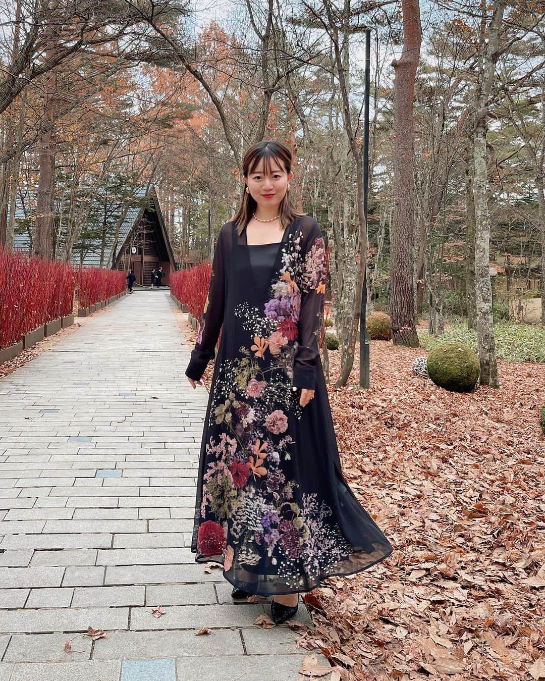 新井和佳奈のインスタグラム：「軽井沢の素敵な教会で 同じ大学の友人の結婚式🕊  良き1日すぎて…… 久しぶりに懐かしいみんなにも会えて嬉しかったなぁ。  そちらはまたゆっくりあげるね！！  one-piece @amerivintage  お気に入りのワンピース着ました、華やかでとっても可愛い🥀  Photo by かの 可愛く撮ってくれてありがと♪」