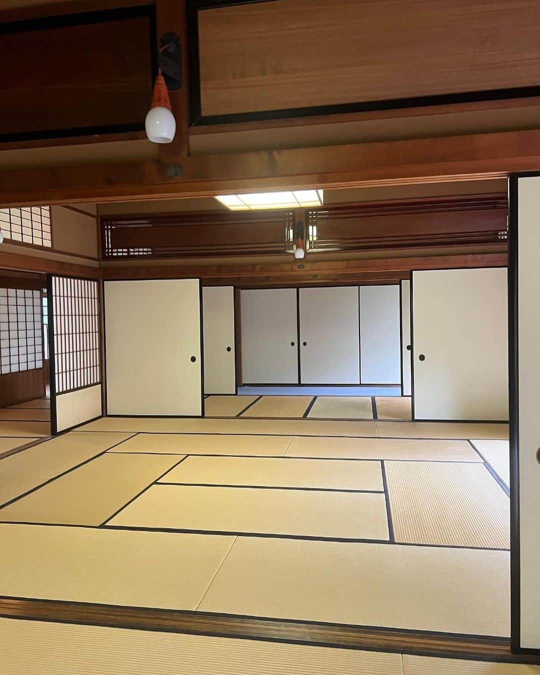 NakamuraEmiさんのインスタグラム写真 - (NakamuraEmiInstagram)「🏮  ／ 三重県桑名市 #魅力みつけびと Nakamura就任 Nakamura目線  桑名市 なとりっぷ❻🪭(ことりっぷ番外編) ＼  ことりっぷさんと回った桑名市。Nakamura目線でオフショットと共に桑名の素敵なところUPしまーす  𓇬  𓇬  𓇬  𓇬  𓇬  𓇬  𓇬  𓇬  𓇬  𓇬 𓇬  𓇬  𓇬  𓇬  𓇬  𓇬  𓇬  𓇬   『 六華苑 』 の中編  @rokkaen   𓇬  𓇬  𓇬  𓇬  𓇬  𓇬  𓇬  𓇬  𓇬  𓇬 𓇬  𓇬  𓇬  𓇬  𓇬  𓇬  𓇬  𓇬   ❸では六華苑の外観を紹介しましたが、和館と洋館の中の様子をお届けします。  が、興奮して洋館の写真全然撮ってなかった。。めちゃくちゃ可愛かったです。物件好きのお方はぜひ立ち寄ってみたください。  和館も洋館もちゃんとスタッフさんが案内してくださり超楽しかった。戸田さんありがとうございましたー！和館は隅々まで美しくて。やはりいいものですね。 110年、ここまで綺麗に残すことが素晴らしい。  ここでライブをしたい。  .........................................  ことりっぷさんにて「桑名×NakamuraEmi」の素敵な写真と記事もみれます〜！ https://co-trip.jp/article/619293/   #なとりっぷ　#三重県桑名市 #魅力みつけびと #三重県 #桑名 #六華苑  #ことりっぷ#NakamuraEmi #物件好き」11月13日 22時33分 - nou.emi