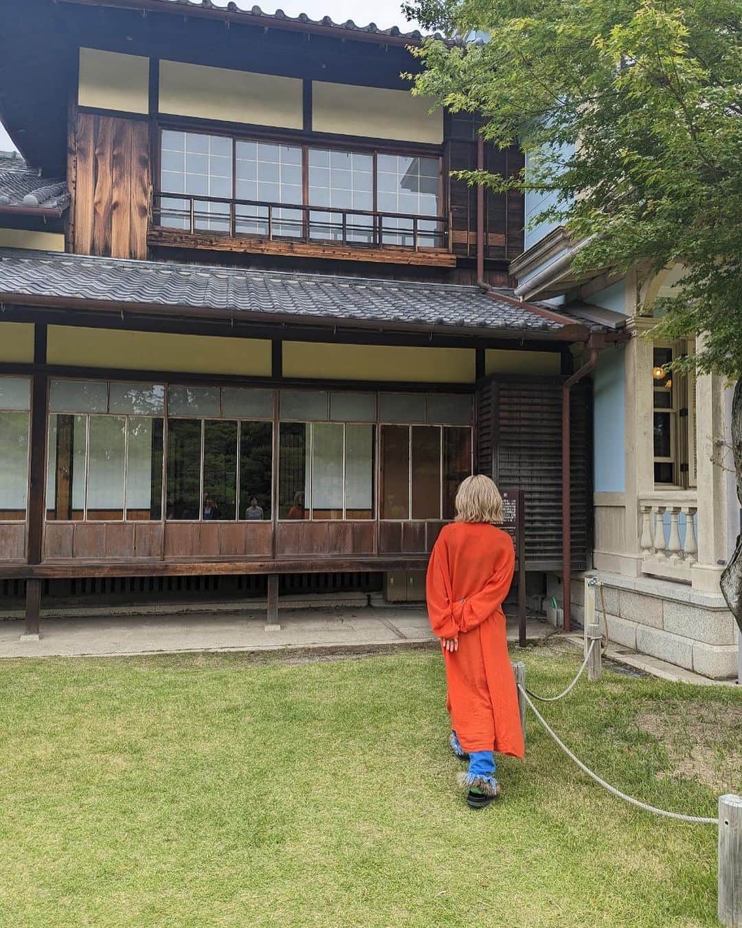 NakamuraEmiさんのインスタグラム写真 - (NakamuraEmiInstagram)「🏮  ／ 三重県桑名市 #魅力みつけびと Nakamura就任 Nakamura目線  桑名市 なとりっぷ❻🪭(ことりっぷ番外編) ＼  ことりっぷさんと回った桑名市。Nakamura目線でオフショットと共に桑名の素敵なところUPしまーす  𓇬  𓇬  𓇬  𓇬  𓇬  𓇬  𓇬  𓇬  𓇬  𓇬 𓇬  𓇬  𓇬  𓇬  𓇬  𓇬  𓇬  𓇬   『 六華苑 』 の中編  @rokkaen   𓇬  𓇬  𓇬  𓇬  𓇬  𓇬  𓇬  𓇬  𓇬  𓇬 𓇬  𓇬  𓇬  𓇬  𓇬  𓇬  𓇬  𓇬   ❸では六華苑の外観を紹介しましたが、和館と洋館の中の様子をお届けします。  が、興奮して洋館の写真全然撮ってなかった。。めちゃくちゃ可愛かったです。物件好きのお方はぜひ立ち寄ってみたください。  和館も洋館もちゃんとスタッフさんが案内してくださり超楽しかった。戸田さんありがとうございましたー！和館は隅々まで美しくて。やはりいいものですね。 110年、ここまで綺麗に残すことが素晴らしい。  ここでライブをしたい。  .........................................  ことりっぷさんにて「桑名×NakamuraEmi」の素敵な写真と記事もみれます〜！ https://co-trip.jp/article/619293/   #なとりっぷ　#三重県桑名市 #魅力みつけびと #三重県 #桑名 #六華苑  #ことりっぷ#NakamuraEmi #物件好き」11月13日 22時33分 - nou.emi