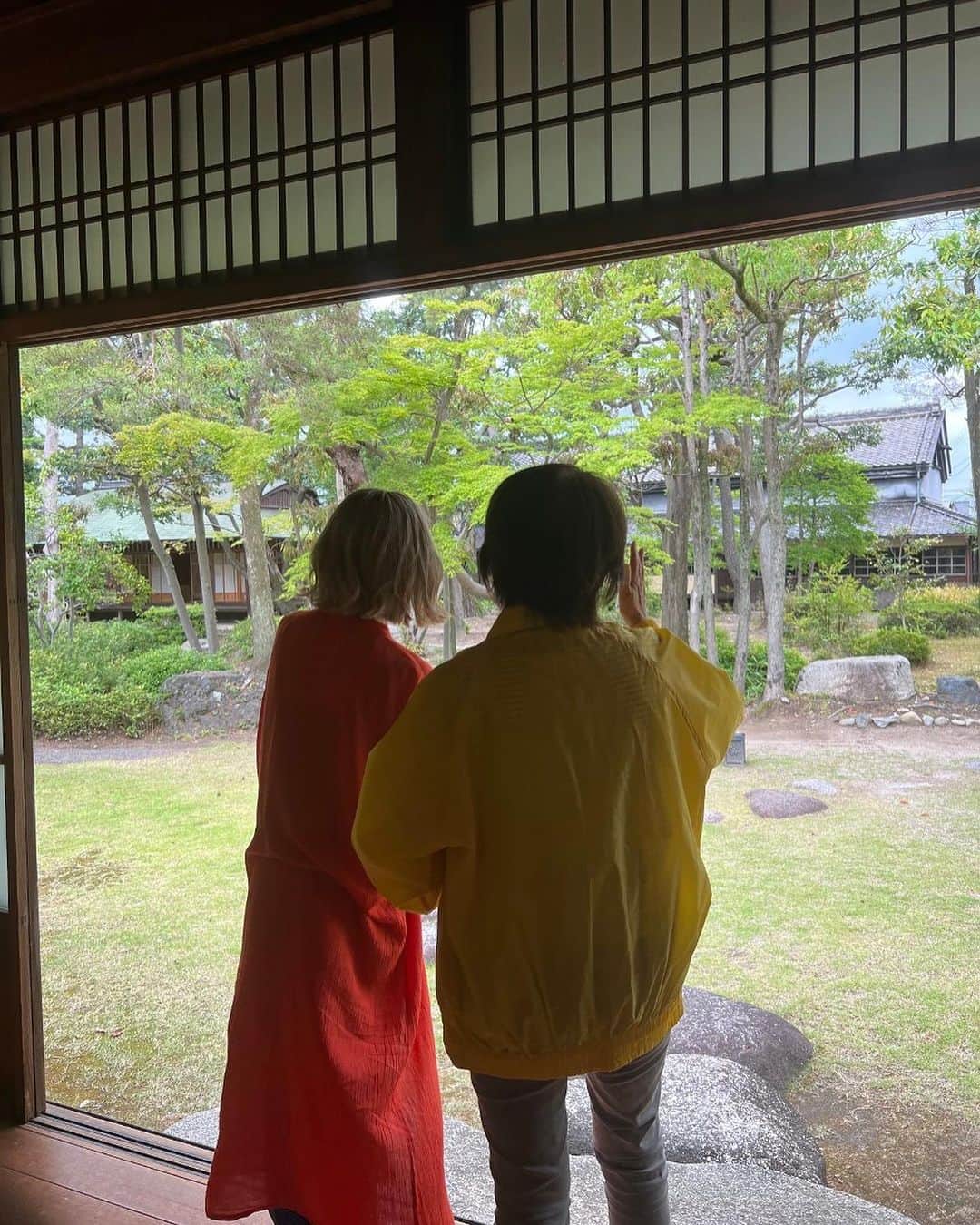 NakamuraEmiさんのインスタグラム写真 - (NakamuraEmiInstagram)「🏮  ／ 三重県桑名市 #魅力みつけびと Nakamura就任 Nakamura目線  桑名市 なとりっぷ❻🪭(ことりっぷ番外編) ＼  ことりっぷさんと回った桑名市。Nakamura目線でオフショットと共に桑名の素敵なところUPしまーす  𓇬  𓇬  𓇬  𓇬  𓇬  𓇬  𓇬  𓇬  𓇬  𓇬 𓇬  𓇬  𓇬  𓇬  𓇬  𓇬  𓇬  𓇬   『 六華苑 』 の中編  @rokkaen   𓇬  𓇬  𓇬  𓇬  𓇬  𓇬  𓇬  𓇬  𓇬  𓇬 𓇬  𓇬  𓇬  𓇬  𓇬  𓇬  𓇬  𓇬   ❸では六華苑の外観を紹介しましたが、和館と洋館の中の様子をお届けします。  が、興奮して洋館の写真全然撮ってなかった。。めちゃくちゃ可愛かったです。物件好きのお方はぜひ立ち寄ってみたください。  和館も洋館もちゃんとスタッフさんが案内してくださり超楽しかった。戸田さんありがとうございましたー！和館は隅々まで美しくて。やはりいいものですね。 110年、ここまで綺麗に残すことが素晴らしい。  ここでライブをしたい。  .........................................  ことりっぷさんにて「桑名×NakamuraEmi」の素敵な写真と記事もみれます〜！ https://co-trip.jp/article/619293/   #なとりっぷ　#三重県桑名市 #魅力みつけびと #三重県 #桑名 #六華苑  #ことりっぷ#NakamuraEmi #物件好き」11月13日 22時33分 - nou.emi