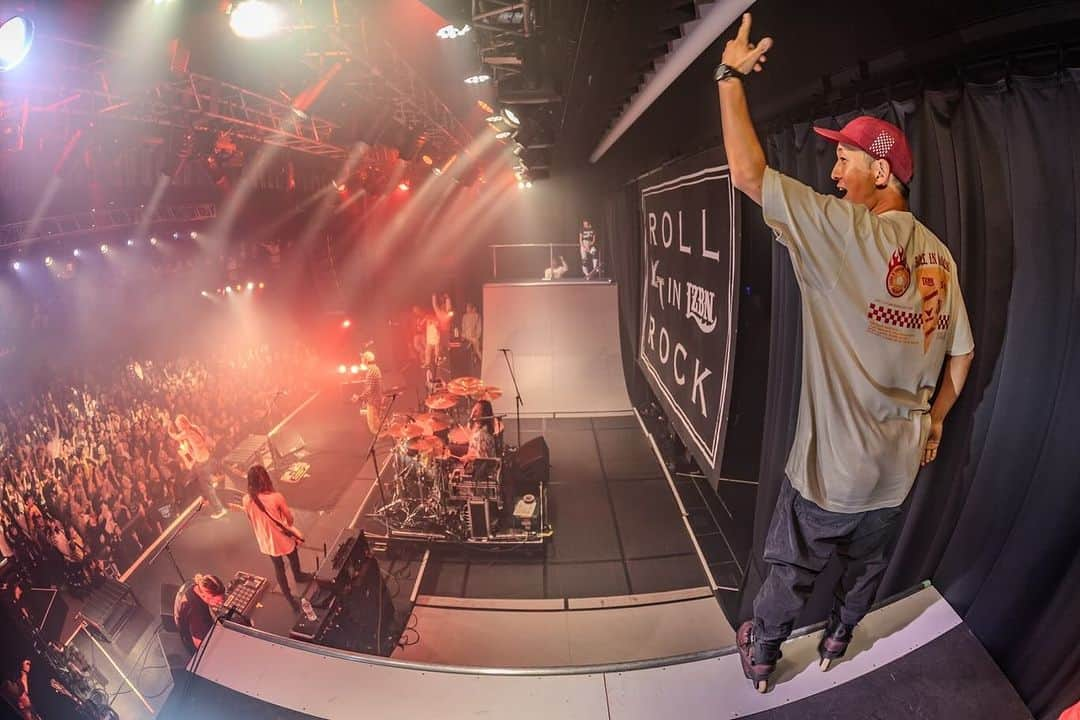 安床武士さんのインスタグラム写真 - (安床武士Instagram)「Extreme session with @the____bonez at ROLL IN ROCK VOL.6🔥  @rollinrock167   ROLL IN ROCK VOL.6でのBONEZとのセッション！ 何というかもう…今思い出しても鳥肌モノ… お互いが歴史を理解し合っているからこそできる熱さでした。  Place of FireはVOL.2の時にBONEZチームにリクエストした事を覚えてくれていて今回もセトリにいれてくれたり、コラボしたZenithに関してはもう完全にセッションスタイルでアイコンタクトとりながら締めまでやらせてもらいました！  信じてきたもの、人、音楽、何も間違いはなかったと確信！ この写真がその答えになりました。  @jesse_mcfaddin_original  @tsuyoshi_ptp  @kanzajin  @koki_thebonez_tor  ありがとうございました！ これからも宜しくお願いします🔥  Photo by @satoshi.saijo .  @usdskates  @undercoverwheels  @gskatepark  @lzbn_official  @papasu1048  @sport_sunchlorella   #ROLLINROCK #RIR #LZBN #安床武士 #takeshiyasutko #絶景 #少しずつアップしていきます #RIRオフィシャルアカウントも宜しく」11月13日 22時34分 - takeshiyasutoko