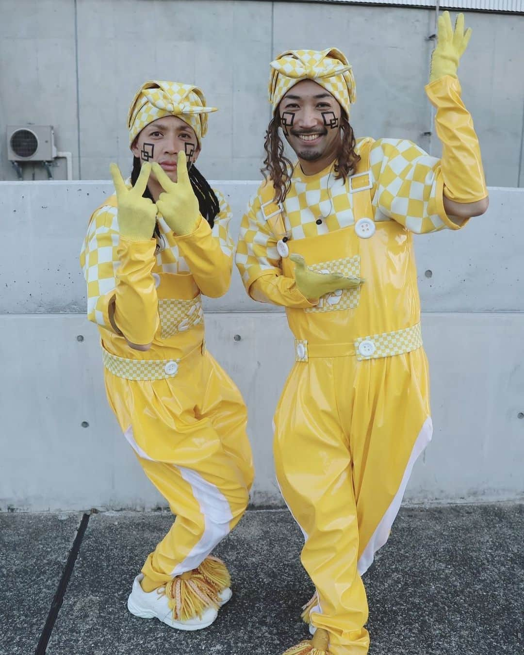 だーよしさんのインスタグラム写真 - (だーよしInstagram)「【POPPIN' CREW】 改めまして、今回素敵過ぎるツアー #なにわ男子 #popmall を回ったメンバーを紹介させて貰っちゃいます。 ※以下同文  NAOTO（画像左） 八王子の心優しきヤンキー。その名もNAOTO（ナオト）。 結局1番の人間好きの優男（やさお）。 一言言わせてくれ  「お前が最初に泣くんかい！」  の人間らしくて嘘の付けない兄弟。 長え付き合いになりそうな予感しかしない生意気なイケメン。 泣く程良いツアーとメンバーだったねー。お疲れ様！  Toshi（画像右） 天才ポッパーの「Toshi（トシ）」君です。こいつがPOPというジャンルのダンスを踊っていたのは全てPOP MALLの為だったと理解。 クセあるクセある聞いていて本当にクセすごだったけどクセになるクセで天最高。 はっすんとの共演を経てあだ名がとっすんに。 Chuki Chuki Hurricane.」11月13日 22時34分 - da_yoshi0215