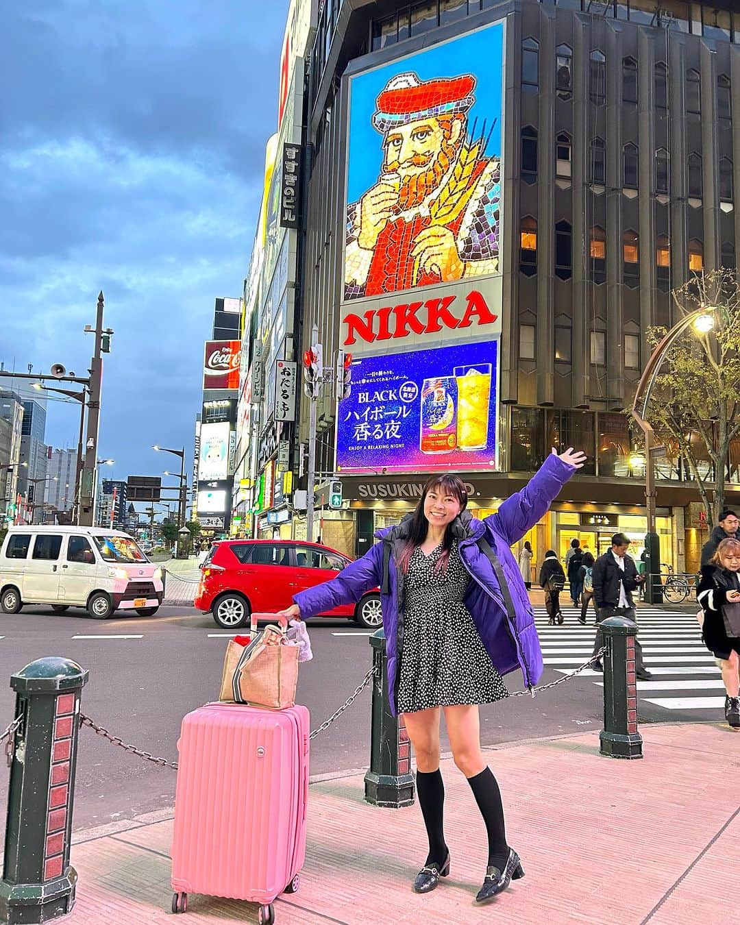 DJ MIYAさんのインスタグラム写真 - (DJ MIYAInstagram)「晚上好啊♡いまは北海道・札幌だよ♡  中国人の方が交差点にちょうどいたので撮ってもらいましたぁ♡ 雪は降ってないよーぉ❤️16:30でもう真っ暗で1ヶ月ぶりの札幌なのに色々変化してて楽しい⭐︎✨🌟💫  すすきののコンビニで『雪見だいふく 白い恋人味』を探してるんだけどどこも売り切れ笑  すすきの賑やかで楽しいなーぁぁ🎀  先月はキティちゃんの市電が🚃いちばん可愛かった❤️けどまだ今日は一回市電乗ってないにゃーあ♡  #すすきの #NIKKA #ニッカウィスキー　#札幌観光 #北海道 #北海道旅行 #Hokkaido #札幌 #札幌旅行 #札幌旅游 #さっぽろ #大通公園 #ほっかいどう #traveljapan  #札幌観光 #タビジョ #旅好き女子 #路面電車 #乗り鉄 #インフルエンサー #インスタグラマー #すすきの #susukino  #トラベラー #トラベルインフルエンサー #旅好き女子 #タビジョ #旅日記 #マイトリップMIYA #トリップアドバイザー #観光PR #北海道観光スポット #札幌観光スポット #観光スポット」11月13日 22時43分 - dj_miya