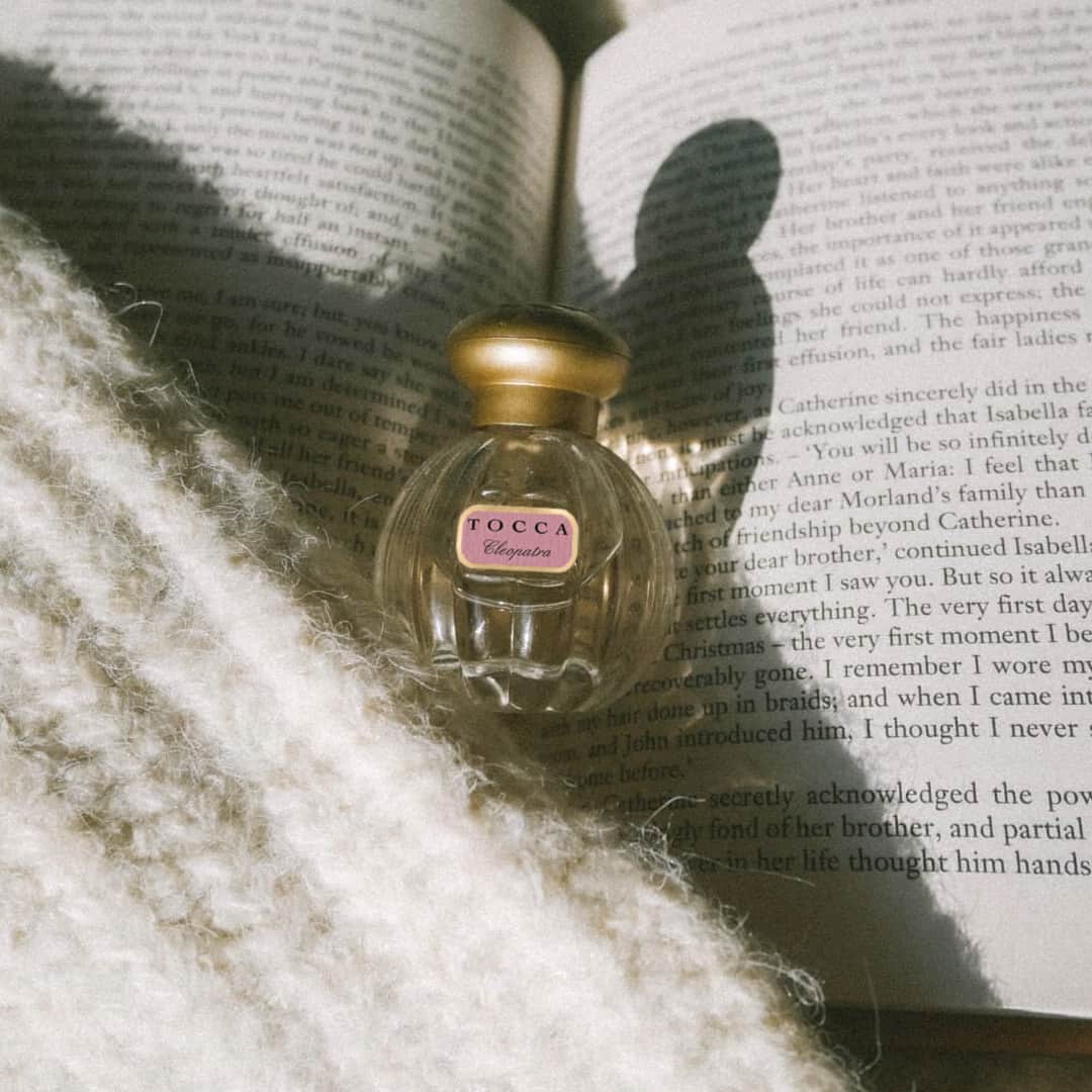 トッカのインスタグラム：「This holiday season, it's all about cozy sweaters and signature scents. 🤍  📸: @crackopenabook  #TOCCA #LoveYourself  _  #TOCCAbeauty #TOCCAperfume #TOCCAFragrance #TOCCACleopatra #Cleopatra #fragrance #eaudeparfum #perfume #perfumenotes #pretty #perfumery #finefragrance #timelessbeauty #european #handcraftedbeauty #adventure #explore #beauty #indulge #floral #grapefruit #jasmine #vanilla #vanillamusk #vanillafragrance #perfumenotes #bestseller #bestsellers」