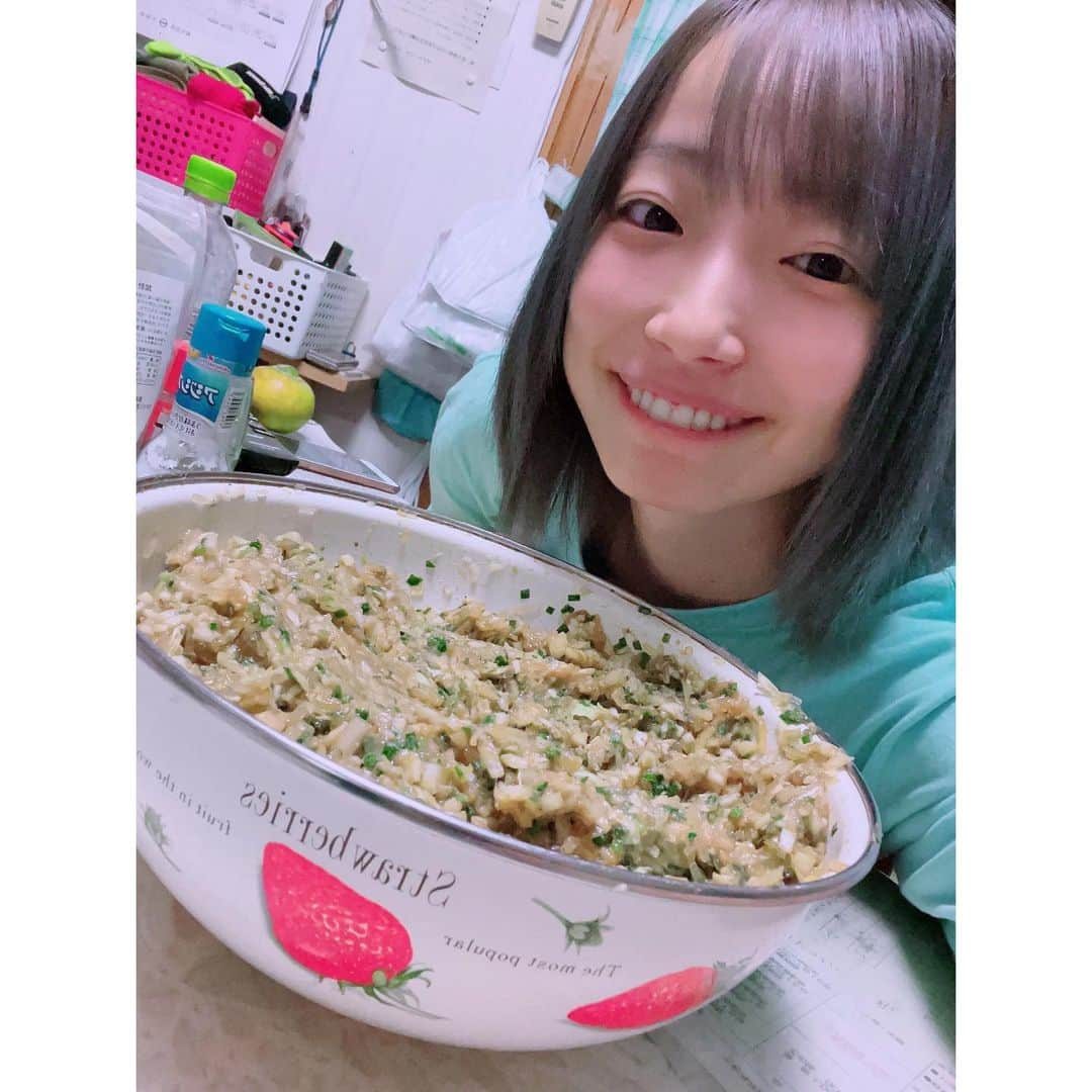 有明ゆなさんのインスタグラム写真 - (有明ゆなInstagram)「お母さん得意の餃子🥟 奄美でもやってました🤣 まぜまぜ🌀もみもみはゆな担当✌️ これならまかせて✨ . . 奄美大島の思い出📸」11月13日 22時39分 - ariake_yuna