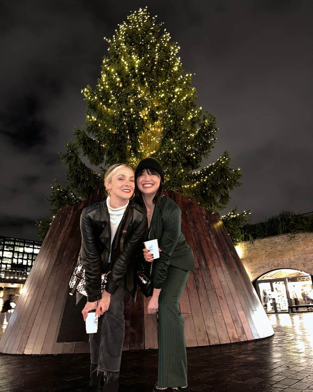 デイジー・ロウのインスタグラム：「Tis the season to take a night off @kingscrossn1c @coaldropsyard with your best mate /  wife @portiaportiaaaa & drink not even half a glass of wine & feel absolutely SPANGLED dancing around like a teenager to @dj_fattony_ playing absolute BANGERS…   The rain could not stop us!   Thank you for getting me in the festive spirit. You certainly brightened up my week 🩷🎄🩷  Dressed head to toe in @brorafashion to keep cosy 💚」