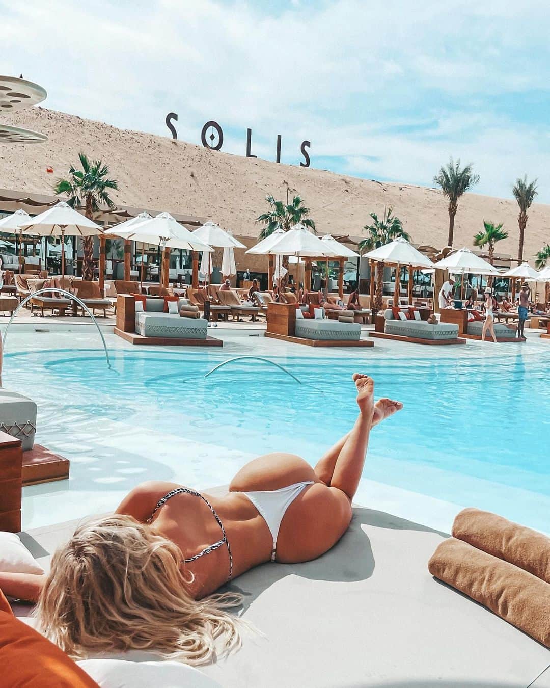 Keelaのインスタグラム：「It’s a good day to have a good day 👙🌴⛱️」