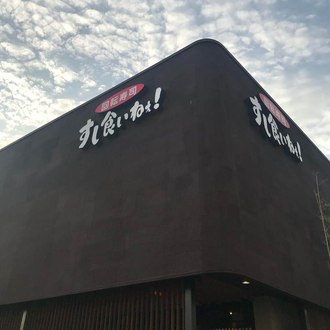 白石一文のインスタグラム：「『一億円のさようなら』（徳間文庫）に出てくる回転寿司「すし食いねぇ！」高柳店。金沢駅からタクシー利用になるけどほんとにオススメ。右上の自家製しめさば（160円）も、ぜひ。 2018年の金沢には、17年ぶりの大雪が降りました。 #金沢グルメ #金沢旅行 #金沢回転寿司 #すし食いねぇ  #一億円のさようなら #小説の舞台」