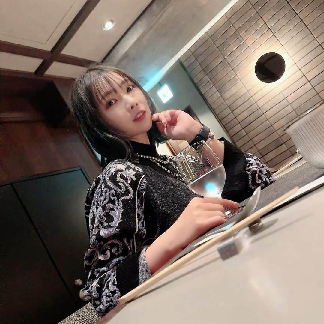 ZAQのインスタグラム：「おしゃれな中華料理屋さんに行きました✌️🎊  お酒が飲めなくなったので お水でがまん😣」