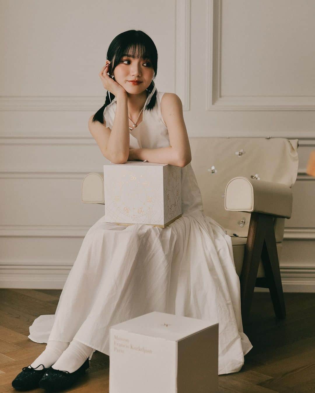 徐琁のインスタグラム：「又要到了我最愛的聖誕節啦!! 每次到這個季節都覺得好幸福 冷冷的聖誕節適合跟愛的人膩在ㄧ起❤️‍🔥😍  我的愛牌Maison Francis Kurkdjian 今年首度推出跨年倒數日曆！！！外盒超級美之外裡面的禮物也很澎湃，幾乎都是正貨商品超好❤️‍🔥  跟其他品牌不一樣的是它是從聖誕節後開始倒數一直到跨年，讓這份聖誕節的歡愉幸福氛圍一直延續到跨年，每天開一個好幸福！！  1/1號還有一個特別的小驚喜隱藏在內盒中先不公布，留給有買到數月曆的人啦～  除了跨年倒數日曆外，也同步推出一系列聖誕限定商品和系列禮盒，像是全新聖誕限定蠟燭「白雪玫瑰」、「冬日茉莉」和「耶誕冷杉」，每個香氣聞到後都彷彿正在過聖誕節一樣的美好！  快趁有空到店上去逛逛，非常棒的聖誕限定系列，又香又美啦😍❤️‍🔥  @maisonfranciskurkdjian #maisonfranciskurkdjian  #parisasagift  #holiday2023」
