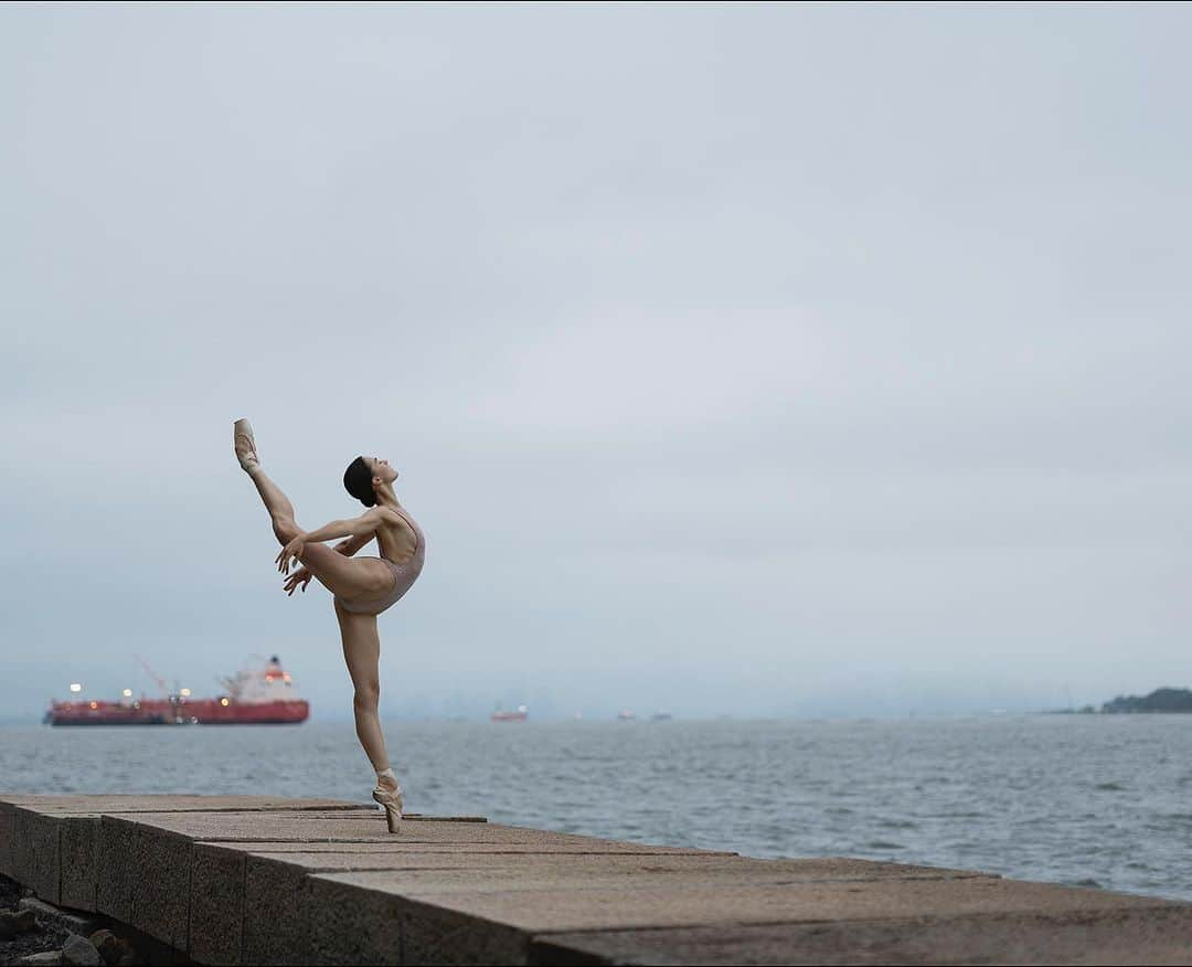 ballerina projectのインスタグラム：「𝐒𝐲𝐝𝐧𝐞𝐲 𝐃𝐨𝐥𝐚𝐧 in New York City. 🗽  @sydney.dolan #sydneydolan #ballerinaproject #newyorkcity #statenisland #ballerina #ballet #dance   Ballerina Project 𝗹𝗮𝗿𝗴𝗲 𝗳𝗼𝗿𝗺𝗮𝘁 𝗹𝗶𝗺𝗶𝘁𝗲𝗱 𝗲𝗱𝘁𝗶𝗼𝗻 𝗽𝗿𝗶𝗻𝘁𝘀 and 𝗜𝗻𝘀𝘁𝗮𝘅 𝗰𝗼𝗹𝗹𝗲𝗰𝘁𝗶𝗼𝗻𝘀 on sale in our Etsy store. Link is located in our bio.  𝙎𝙪𝙗𝙨𝙘𝙧𝙞𝙗𝙚 to the 𝐁𝐚𝐥𝐥𝐞𝐫𝐢𝐧𝐚 𝐏𝐫𝐨𝐣𝐞𝐜𝐭 on Instagram to have access to exclusive and never seen before content. 🩰」