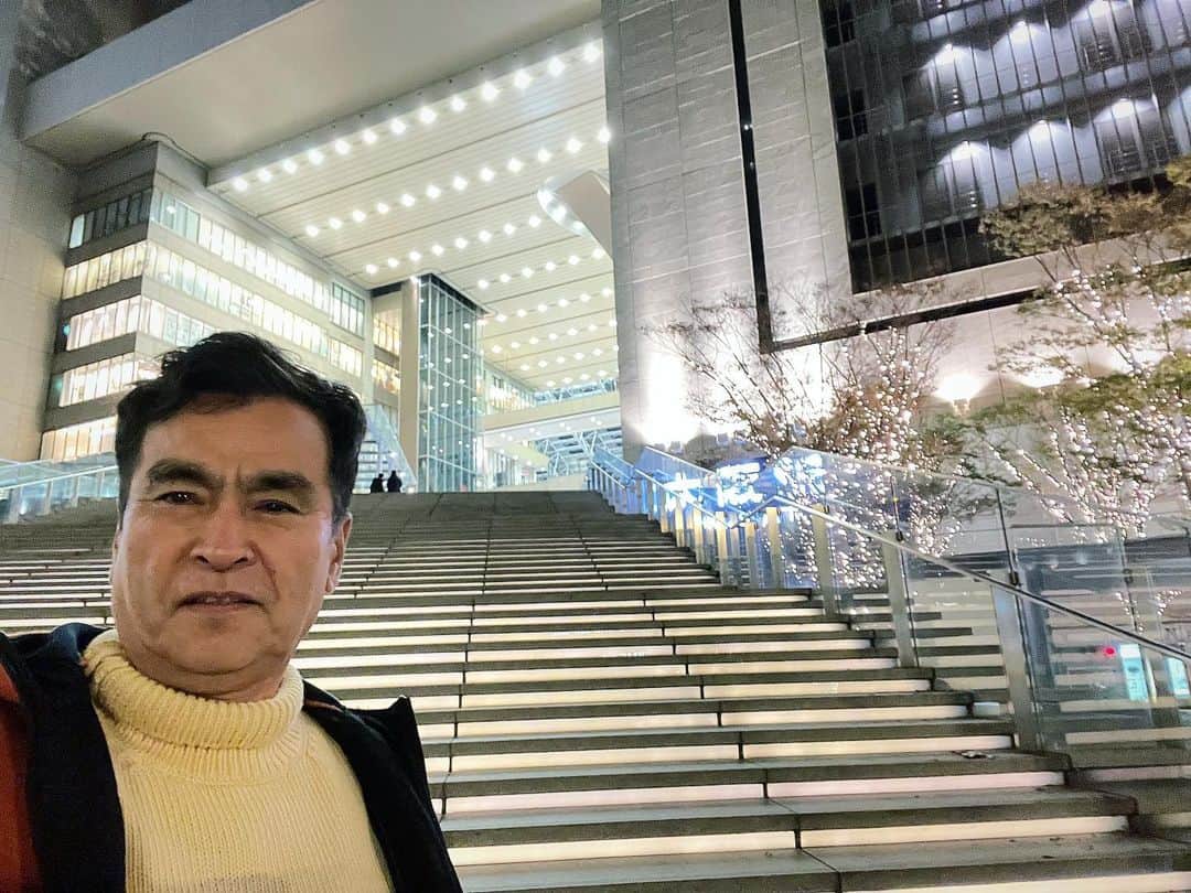 石原良純のインスタグラム：「大阪駅の階段が、クリスマスの装いに思える。 いきなり夏から冬？先週は半袖で、今週はダウン。季節は一足飛びに進んでしまった。 ならば、このまま寒くなっても僕は我慢する。異常な暑さが続くのは薄気味悪い。どうか、真っ当な冬になってくれ。 にしても、大阪駅のロゴ、もう少し上に付けてくれた方が構図が決まるのに。」