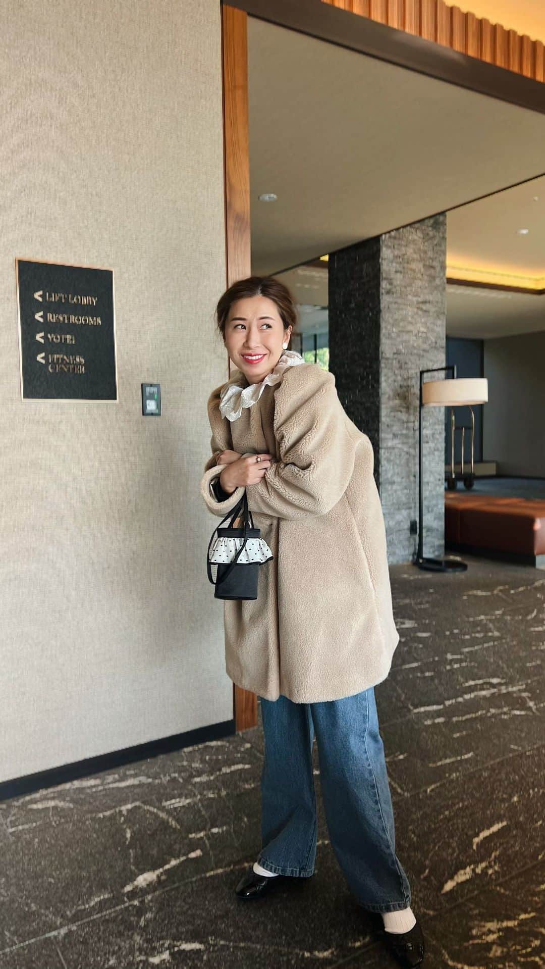 大橋あゆみのインスタグラム：「あーついに明日は搬入💗  東京のお客様にお会いできるのが楽しみで楽しみで仕方ないです🎄  なにやら噂によると東京めちゃくちゃ寒いと聞きましたのでほんまにいよいよコートなんかなと思ってるんですがこのボアコート着るぐらい寒いんやったらもう真冬やなと思ったり⛄️  搬入の時何着よとかそれほど役にもたたないのにあれこれ考えている次第です🐈  はよ寝ます  coat.tops.pants.socks... @unminouofficial 伊勢丹入荷💗  bag... @setsuko_sagittaire   shoes... @chanel  #unminou」