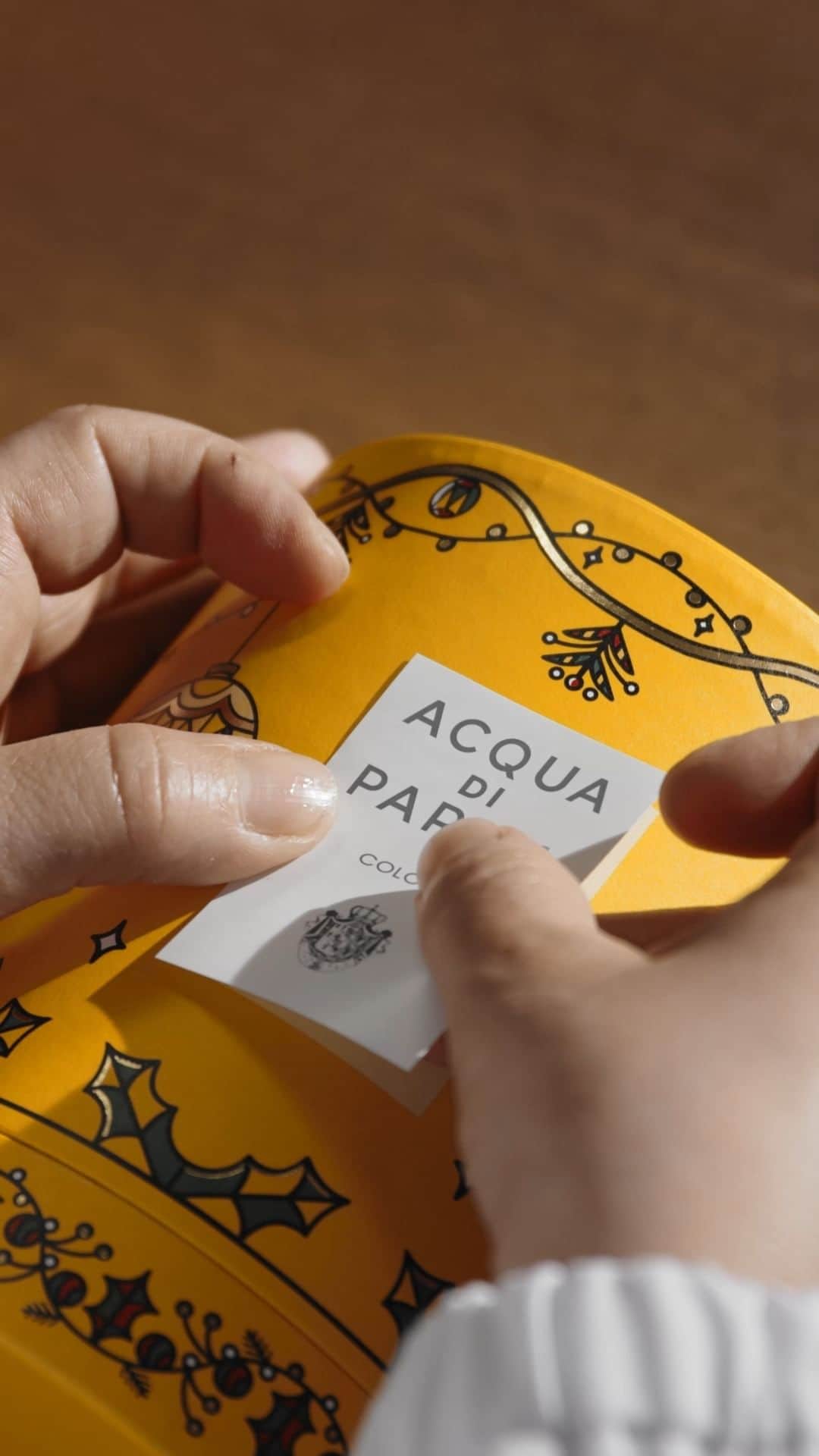 アクアディパルマのインスタグラム：「In every Acqua di Parma creation this holiday, find the soul of Italian craftsmanship - an ode to turning something beautiful into something unique.  #AcquadiParma​ #holiday #TheArtofPerfume #ItalianLifestyle #TheEssenceofItalianLife」