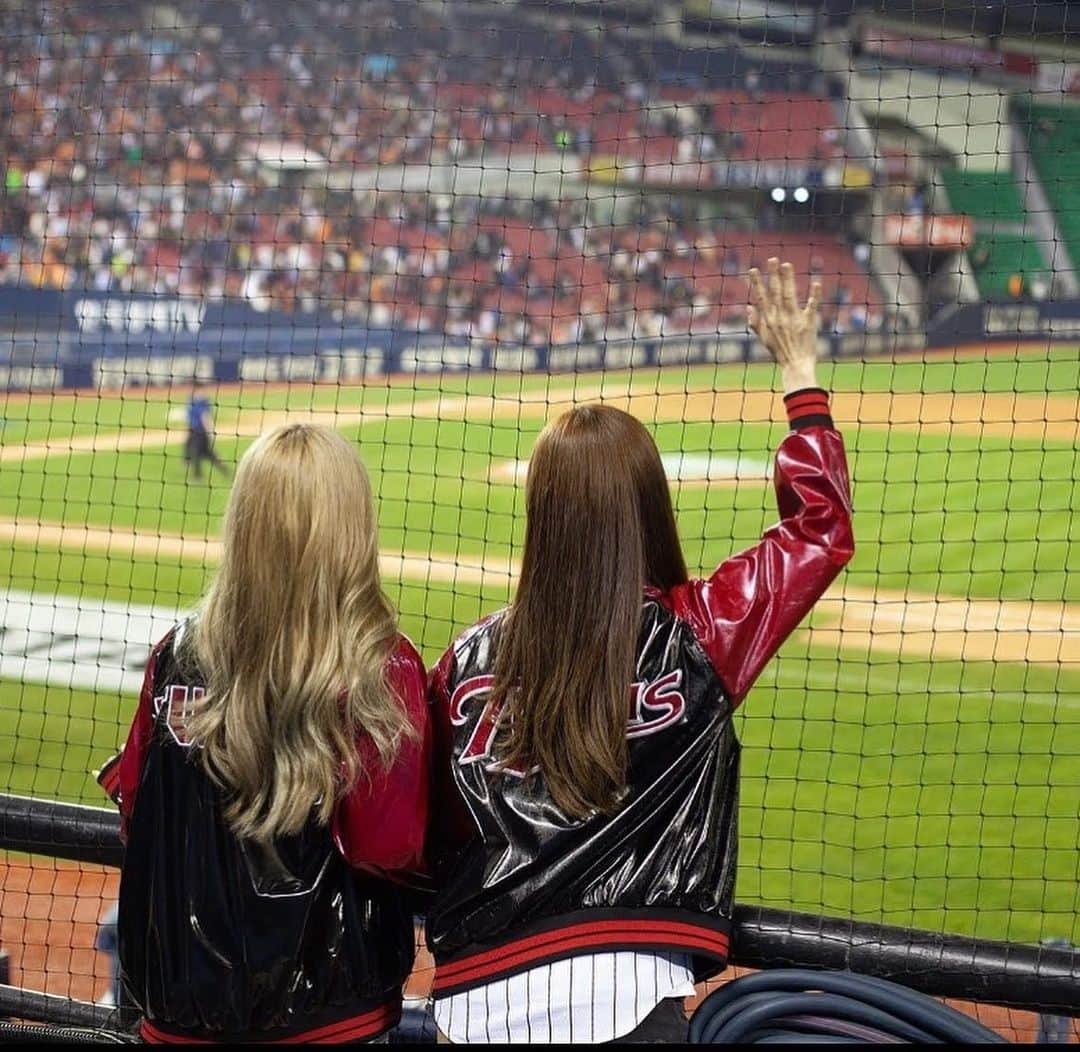 チェ・スルギさんのインスタグラム写真 - (チェ・スルギInstagram)「⚾️⚾️⚾️⚾️   말이필요없어  눈물만 ㅜㅜㅜㅜㅜㅜ 흐어어우ㅜㅜ  나의 엘지  무적엘지트윈스  29년만에 통합우승 😭😭😭  이제 우리팀도  우승팀이다아아아아 !!!   엘지트윈스 V3 👍🏻👍🏻👍🏻  #무적엘지」11月13日 22時47分 - angel9028