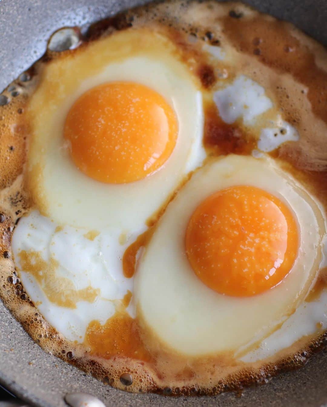 ぐっち夫婦さんのインスタグラム写真 - (ぐっち夫婦Instagram)「目玉焼きは半熟派？固めが好き？両面？🙋‍♀️ 揚げ焼き卵もうまいんだよね🙋‍♂️  今日は…ぜひ朝ごはんにおすすめしたい。 目玉焼きに見えるけど、 味付けは煮卵。「煮ない煮卵」  フライパンを熱して卵を割り入れ、黄身に塩少々。周りに火が入ったらしょうゆ、みりんを入れ弱めの中火でじっくりと。皿に盛り、青ねぎ、お好みで七味をふる。  とろ～り半熟がたまらない〜 ごはんにドンっとのせて、ぜひ作ってみてね。  ***  それにしても今日はずっと起きてるぞ。🤣 早朝の貴重な家事時間に 全力注いでおります。。笑 少しずつ体力がついてきたのかなぁ〜  ***  毎日HPにてレシピ更新してます🍳 よかったら遊びに来てね🙋‍♂️🙋‍♀️ @gucci_fuufu  * ⓉⓄⒹⒶⓎ'ⓢ ⓜⒺⓃⓊ ︎☻ * 「煮ない煮卵」 レシピ担当🙋‍♀️ * 🥞分量：2人分 ⏰調理時間:3分 ⭐️難易度:★☆☆  卵…2個 しょうゆ、みりん…各大さじ1 ※少し濃い目なので加減してね🐣 青ねぎ（小口切り）…適量 お好みで七味…適量  🙋‍♂️卵を割り入れる🙋‍♀️ フライパンを熱して、卵を割り入れる。 黄身のところに塩を（分量外）少し。  🙋‍♂️味付け🙋‍♀️ 少し周りに火が入ってきたところで しょうゆ、みりんを入れ 弱めの中火でじっくりと。 くつくつしてきたら取り出す。  🙋‍♂️仕上げる🙋‍♀️ 皿に盛り、青ねぎ、お好みで七味をふる。  ☻︎ ⓉⓄⒹⒶⓎ'ⓢ ⓜⒺⓃⓊ ︎★」11月13日 22時54分 - gucci_fuufu