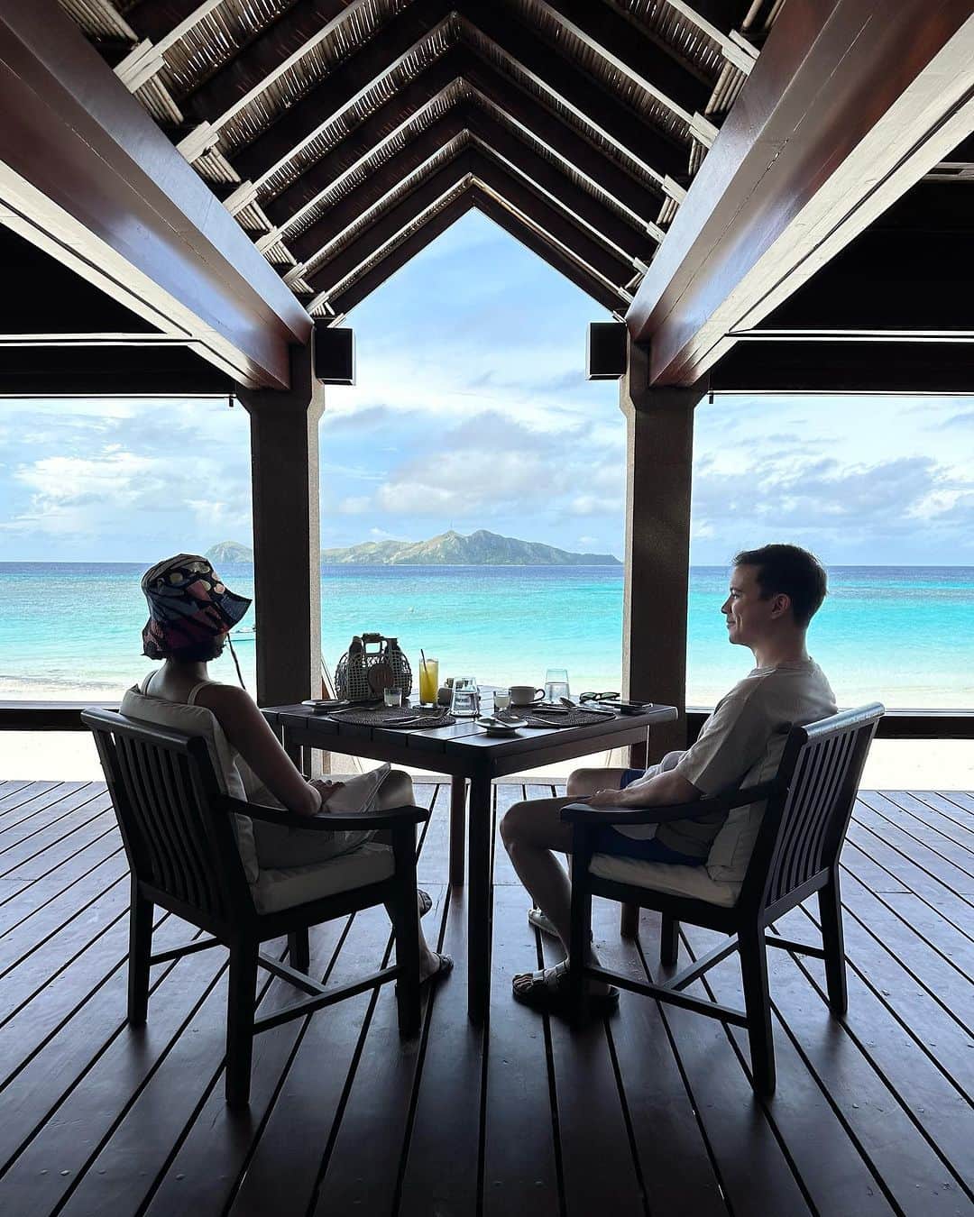 メイン・メンドーサのインスタグラム：「para-para-paradise 🏝️」
