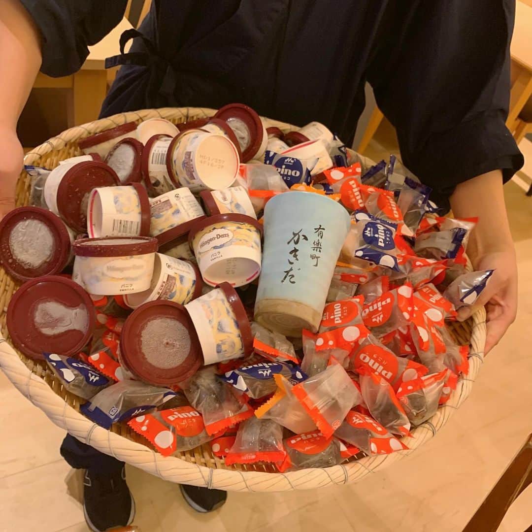えみっくすさんのインスタグラム写真 - (えみっくすInstagram)「8月にみんなで行った有楽町かきだ🍣みんなで食べるおすし楽しくて美味しかった(ᐡ｡• · •｡ᐡ)♡うに無限に食べれるはずなのに、他のネタおかわりしすぎてうに2個しかおかわりできなかったンゴ🥹🥹🥹8月わたし誕生日だったからサービスで鮑もらった❣️帰り満腹すぎて苦しくなりながら帰った₍ᵔ· ̫·ᵔ₎かきだ、また新しくコース増えたりしてるみたいだし、冬のネタでもまた行きたい🩷  🍬 .｡ _________________________ ｡. 🍬   　えみっくすおすすめのグルメ情報を ︎︎ 　　　▶️ #えみっくすグルメ ◀️  　　　でまとめています⸜(*⃙⃘'ᵕ'*⃙⃘)⸝⋆*   　気になるお店があればぜひ食べに行って  　ハッシュタグをつけて投稿してね📷✨  🍬 .｡ _________________________ ｡. 🍬   #有楽町かきだ  #かきだ  #寿司  #寿司スタグラム  #寿司食べ放題  #寿司好きな人と繋がりたい  #鮨  #鮨スタグラム  #鮨好きな人と繋がりたい  #sushi  #sushitime  #sushilovers  #新宿グルメ  #新宿ディナー  #新宿  #グルメ  #グルメ女子  #グルメスタグラム  #東京グルメ  #予約困難店  #美味しいもの好きな人と繋がりたい  #gourmet  #foodporn  #japan  #tokyo  #japanesefood  #foodstagram  #foodie  #japanlife」11月13日 22時50分 - emix_momoka