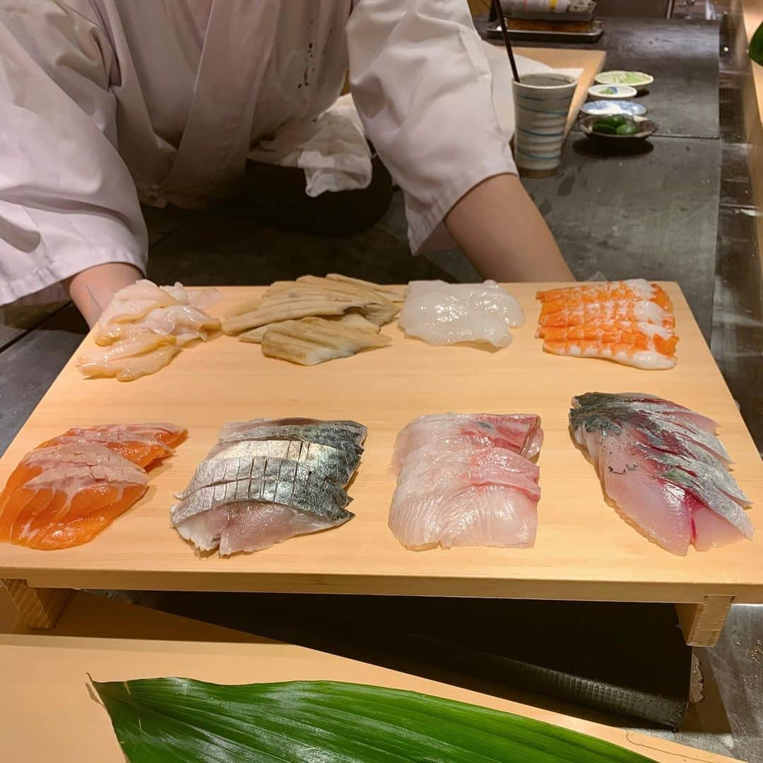 えみっくすさんのインスタグラム写真 - (えみっくすInstagram)「8月にみんなで行った有楽町かきだ🍣みんなで食べるおすし楽しくて美味しかった(ᐡ｡• · •｡ᐡ)♡うに無限に食べれるはずなのに、他のネタおかわりしすぎてうに2個しかおかわりできなかったンゴ🥹🥹🥹8月わたし誕生日だったからサービスで鮑もらった❣️帰り満腹すぎて苦しくなりながら帰った₍ᵔ· ̫·ᵔ₎かきだ、また新しくコース増えたりしてるみたいだし、冬のネタでもまた行きたい🩷  🍬 .｡ _________________________ ｡. 🍬   　えみっくすおすすめのグルメ情報を ︎︎ 　　　▶️ #えみっくすグルメ ◀️  　　　でまとめています⸜(*⃙⃘'ᵕ'*⃙⃘)⸝⋆*   　気になるお店があればぜひ食べに行って  　ハッシュタグをつけて投稿してね📷✨  🍬 .｡ _________________________ ｡. 🍬   #有楽町かきだ  #かきだ  #寿司  #寿司スタグラム  #寿司食べ放題  #寿司好きな人と繋がりたい  #鮨  #鮨スタグラム  #鮨好きな人と繋がりたい  #sushi  #sushitime  #sushilovers  #新宿グルメ  #新宿ディナー  #新宿  #グルメ  #グルメ女子  #グルメスタグラム  #東京グルメ  #予約困難店  #美味しいもの好きな人と繋がりたい  #gourmet  #foodporn  #japan  #tokyo  #japanesefood  #foodstagram  #foodie  #japanlife」11月13日 22時50分 - emix_momoka