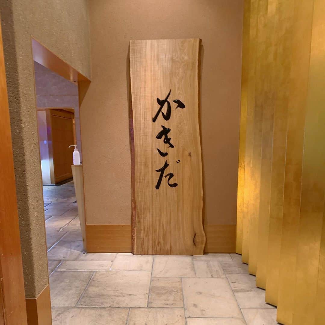 えみっくすさんのインスタグラム写真 - (えみっくすInstagram)「8月にみんなで行った有楽町かきだ🍣みんなで食べるおすし楽しくて美味しかった(ᐡ｡• · •｡ᐡ)♡うに無限に食べれるはずなのに、他のネタおかわりしすぎてうに2個しかおかわりできなかったンゴ🥹🥹🥹8月わたし誕生日だったからサービスで鮑もらった❣️帰り満腹すぎて苦しくなりながら帰った₍ᵔ· ̫·ᵔ₎かきだ、また新しくコース増えたりしてるみたいだし、冬のネタでもまた行きたい🩷  🍬 .｡ _________________________ ｡. 🍬   　えみっくすおすすめのグルメ情報を ︎︎ 　　　▶️ #えみっくすグルメ ◀️  　　　でまとめています⸜(*⃙⃘'ᵕ'*⃙⃘)⸝⋆*   　気になるお店があればぜひ食べに行って  　ハッシュタグをつけて投稿してね📷✨  🍬 .｡ _________________________ ｡. 🍬   #有楽町かきだ  #かきだ  #寿司  #寿司スタグラム  #寿司食べ放題  #寿司好きな人と繋がりたい  #鮨  #鮨スタグラム  #鮨好きな人と繋がりたい  #sushi  #sushitime  #sushilovers  #新宿グルメ  #新宿ディナー  #新宿  #グルメ  #グルメ女子  #グルメスタグラム  #東京グルメ  #予約困難店  #美味しいもの好きな人と繋がりたい  #gourmet  #foodporn  #japan  #tokyo  #japanesefood  #foodstagram  #foodie  #japanlife」11月13日 22時50分 - emix_momoka