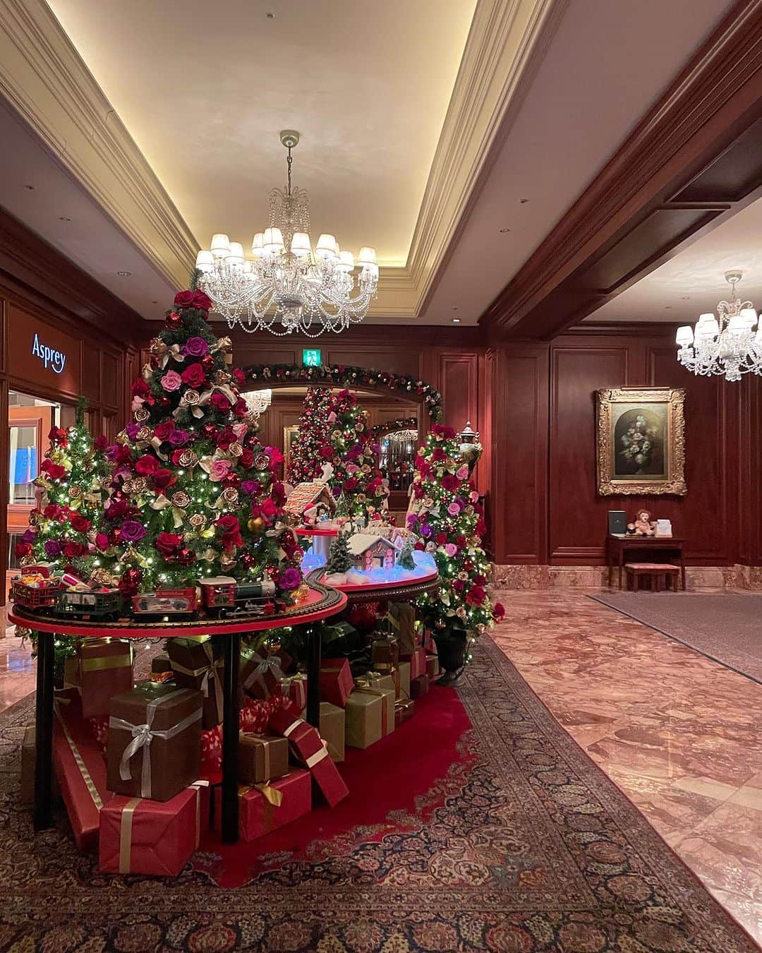 小川薫さんのインスタグラム写真 - (小川薫Instagram)「【クリスマスツリー】 . 先日リッツカールトン大阪へ伺った際、 クリスマスツリーの点灯式もタイミングよく立ち会うことができました🎄ホットチョコレートが振る舞われました。 コロナ禍にできなかった点灯式は4年ぶりだそう。立派なツリーには1000個以上の赤や紫のプリザーブドのバラがデコレーションされています。 あったかい気持ちになれました。 ほかにもたくさん写真を撮ってきたのでまたご紹介します💌 . #クリスマスツリー　#christmastree  #リッツカールトン大阪　#ritzcarltonosaka  #小川薫　#料理研究家　#テーブルコーディネーター　#salondeclover #サロンドクローバー」11月13日 22時51分 - salondeclover