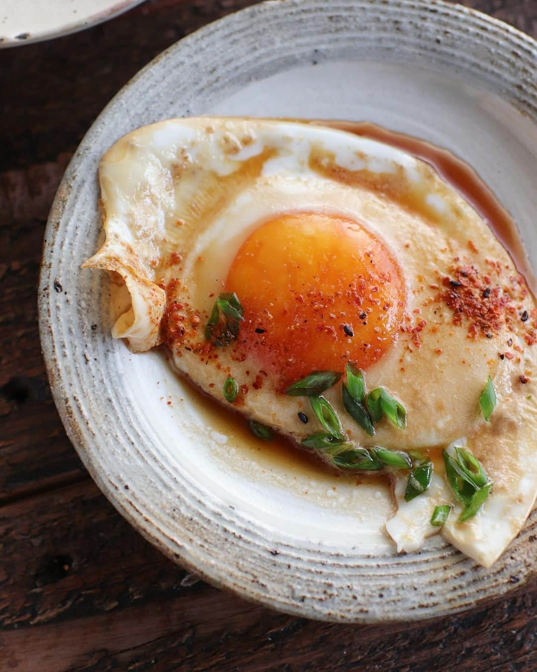 ぐっち夫婦のインスタグラム：「目玉焼きは半熟派？固めが好き？両面？🙋‍♀️ 揚げ焼き卵もうまいんだよね🙋‍♂️  今日は…ぜひ朝ごはんにおすすめしたい。 目玉焼きに見えるけど、 味付けは煮卵。「煮ない煮卵」  フライパンを熱して卵を割り入れ、黄身に塩少々。周りに火が入ったらしょうゆ、みりんを入れ弱めの中火でじっくりと。皿に盛り、青ねぎ、お好みで七味をふる。  とろ～り半熟がたまらない〜 ごはんにドンっとのせて、ぜひ作ってみてね。  ***  それにしても今日はずっと起きてるぞ。🤣 早朝の貴重な家事時間に 全力注いでおります。。笑 少しずつ体力がついてきたのかなぁ〜  ***  毎日HPにてレシピ更新してます🍳 よかったら遊びに来てね🙋‍♂️🙋‍♀️ @gucci_fuufu  * ⓉⓄⒹⒶⓎ'ⓢ ⓜⒺⓃⓊ ︎☻ * 「煮ない煮卵」 レシピ担当🙋‍♀️ * 🥞分量：2人分 ⏰調理時間:3分 ⭐️難易度:★☆☆  卵…2個 しょうゆ、みりん…各大さじ1 ※少し濃い目なので加減してね🐣 青ねぎ（小口切り）…適量 お好みで七味…適量  🙋‍♂️卵を割り入れる🙋‍♀️ フライパンを熱して、卵を割り入れる。 黄身のところに塩を（分量外）少し。  🙋‍♂️味付け🙋‍♀️ 少し周りに火が入ってきたところで しょうゆ、みりんを入れ 弱めの中火でじっくりと。 くつくつしてきたら取り出す。  🙋‍♂️仕上げる🙋‍♀️ 皿に盛り、青ねぎ、お好みで七味をふる。  ☻︎ ⓉⓄⒹⒶⓎ'ⓢ ⓜⒺⓃⓊ ︎★」