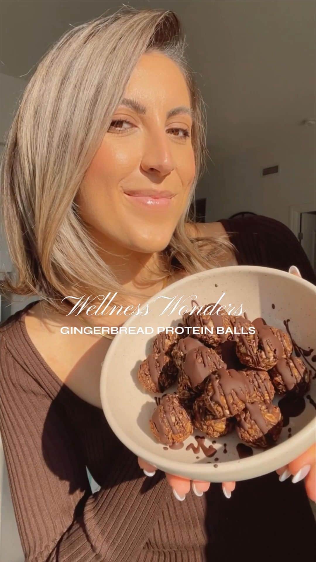 Stephanie Sterjovskiのインスタグラム：「RECIPE HERE 👇✨  My #WellnessWonders series is back for a 2nd time and this year I’m excited to bring you more nourishing recipes, treats and holistic tips to keep wellness a priority during the busy holiday season 🎄  The holidays are filled with treats (and while I don’t restrict and enjoy those foods in moderation) I do prefer refined sugar feee snacks to fuel me. Prioritizing protein any time I can to support my mood, blood sugar, energy levels and hormones is the move.  Enter: GINGERBREAD PROTEIN BALLS 😍👏  Combine all of these ingredients in a bowl:  1 cup gluten-free oats 2 scoops chocolate protein powder (I use @atplabs dark chocolate beef protein powder that’s dairy-free but use what you like) 3 tbsp nut butter of choice 2 tbsp of coconut milk  2 tbsp maple syrup 1 tsp vanilla 1/2 tsp cinnamon 1/4 tsp ground ginger 1/4 tsp nutmeg 1/4 tsp sea salt  Roll into balls and place in a glass container. Pop these in the fridge for 10 minutes then pull them out and drizzle some melted chocolate (I love @enjoylifefoods chocolate). Pop them back in the fridge for a few minutes and then enjoy!!   I keep these in the fridge and pop one in my mouth whenever I’m craving a little chocolate fix. These make a great little gift to drop off to a friend or neighbour during the holidays too! 🥰 #holidayrecipes #holidaytreats #healthyholidays #lutealphasesnacks #cyclesyncing #proteinballs」