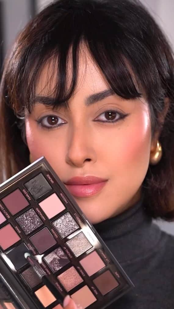 Huda Kattanのインスタグラム：「Can we take a moment for @mahshidbeautyblog’s sultry AF cat eye using our NEW Pretty Grunge Eyeshadow Palette!?    She uses:  🖤 Grunge for a creamy liner effect 🖤 Renegade to set & smoke the liner  🖤 Heroine for light & contrast 🖤 Luv Anarchy to add definition & dimension to the outer corner   It’s elevating grunge with a glamorous edge and we’re SO here for it!💄   🌍 𝗔𝗩𝗔𝗜𝗟𝗔𝗕𝗟𝗘 𝗚𝗟𝗢𝗕𝗔𝗟𝗟𝗬 🌎 #PrettyGrunge」