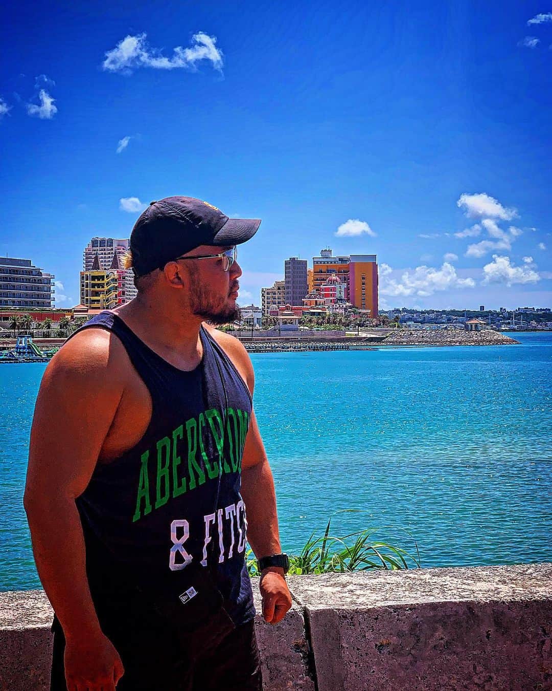 マサ北宮のインスタグラム：「『寒くなってきたよ💢』 #noah_ghc #海」
