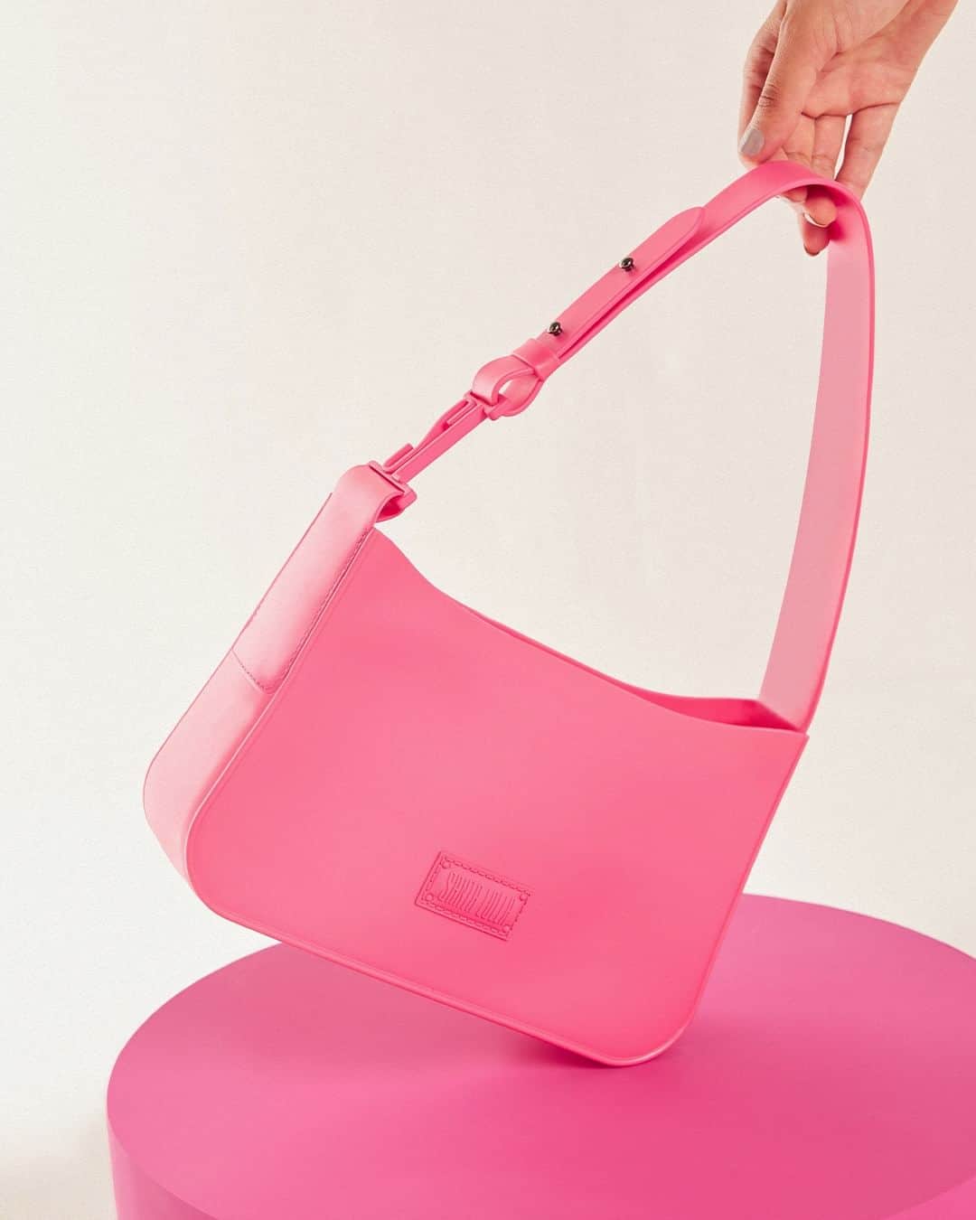 Santa Lollaのインスタグラム：「Prática, versátil e, definitivamente, A CARA do verão, a bolsa baguete vem repaginada com cores vibrantes para transformar qualquer outfit. O detalhamento do logo SL na mesma cor do produto deixa o modelo ainda mais cool. [ 0470.40EF.0016.0147 | R$179,90 ] #santalolla #santalollaverao24 #SLhandbags #piscineSL」