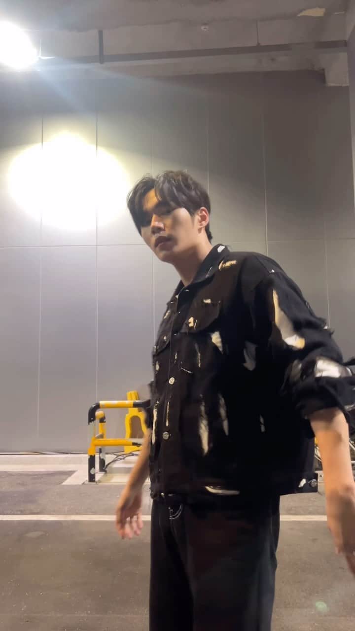 WEiのインスタグラム：「정국 선배님... 옆에 자리 있나요?🫶  #위아이 #WEi #김준서 #KIMJUNSEO  #StandingNexttoYou」