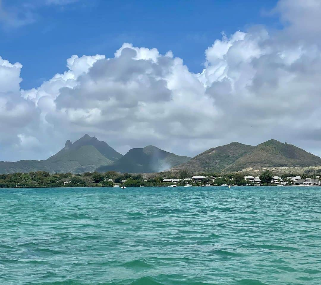 エロディ・フォンタンさんのインスタグラム写真 - (エロディ・フォンタンInstagram)「Me suis envolée vers un petit coin de Paradis 🏝️🌺🥰 Tellement amoureuse de cette île 💖 @shangrilamauritius  #IleMaurice #findyourshangrila #shangrilamauritius」11月13日 23時10分 - elodie_fontan