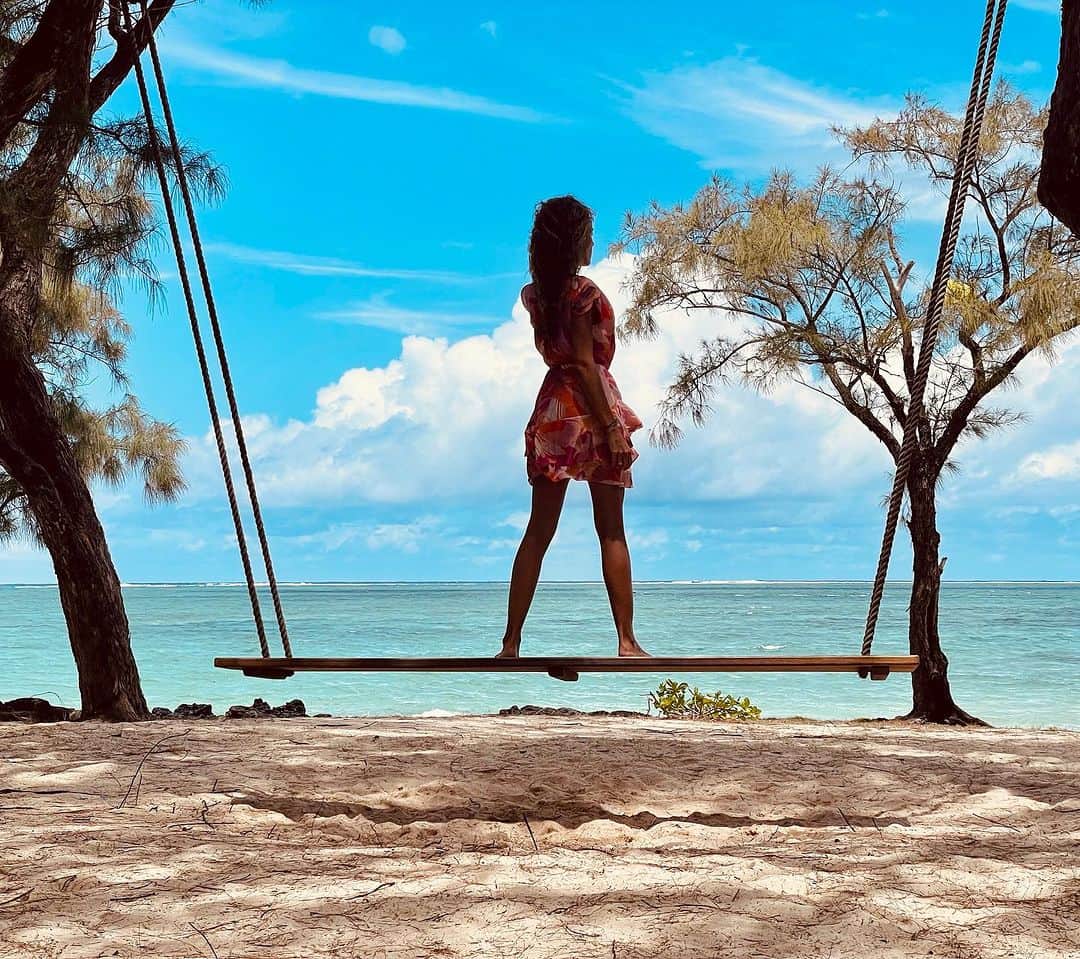 エロディ・フォンタンのインスタグラム：「Me suis envolée vers un petit coin de Paradis 🏝️🌺🥰 Tellement amoureuse de cette île 💖 @shangrilamauritius  #IleMaurice #findyourshangrila #shangrilamauritius」