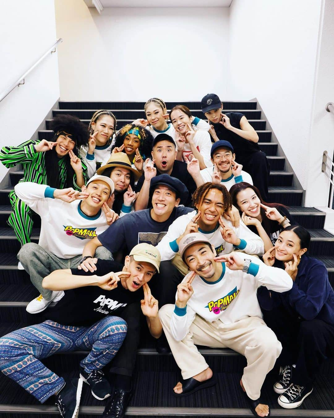 だーよしさんのインスタグラム写真 - (だーよしInstagram)「【POPPIN' CREW非常勤と本社勤務の人たち】 改めまして、今回素敵過ぎるツアー #なにわ男子 #popmall を回ったメンバーを紹介させて貰っちゃいます。 #以下同文  TAKEATSU NASHIMOTO（画像中央） 全ての生みの親。 彼が居なかったら何も起こっていませんし、彼が現世に生まれて来なければコレを見ている貴方と一生接することがなかった、シンプルな出来杉くん。 ただツアー中に誕生日を迎えただけなのに全スタッフに祝われてしまった挙句、頼んでも居ないのにメンバーからメッセージ色紙をゲット出来てしまうナチュラルラッキーボーイ（出身は東京の何処かで、バク転出来た記念日をわざわざ雑誌のインタビューで答えるただのイケてる元ジュニア（Kさんと同期））。 タケTシャツを経て最終的にはお札になるんじゃ無いかと専らの噂。  P chan（右下） 皆んなのお母さんであり、ボスの嫁であり、神様お手上げで全員が信頼する、敢えて言わなきゃいけない役を演じている事を皆に悟られ過ぎて逆に愛され過ぎているお弁当で言うと梅干し（無かったらご飯がすぐに腐ってしまう事を事前に防ぐクエン酸の化身）なだけの出来過ぎる女。  AkANE（右の下から2番目） ミス・バランサー。全ての人間関係のバランスを野面で取れる天才。 全てを汚さず、でしゃばらず、自分の仕事を確実に遂行する、人に気を遣い過ぎて頭痛が起きるような、見てるこっちを心配にさせる只々性格が良いだけの女。 口癖 「すみません。ではTutti Fruttiを頭からとぅるっと」  Tuki Takamura（右上） 関西発東京行き、猪突猛進のムーンライト伝説（意味は不明）。 噂よりも俗世に馴染んでいた天才肌。 アクスタボックスを運ぶ際に誤ってぶつけて開いた穴の大きさ（特大）がPOP MALLに対する想いの大きさともっぱらの噂。 #静岡店 #新潟店  Ikuma Murakami（最上段右から2番目） 人生巻き込み事故の心清らかな器用過ぎる日本国民の弟。 もっとがっつり行って良いんだよ。君のレベルで他人を思いやれる人はそう居ないから（知らんけど）。 またすぐ会おうね❤️ 衣装の着姿が少年過ぎた。 #静岡店 #新潟店  TOMIZO（右の上から2番目） 度重なる小さな不運と闘い続ける吉祥寺のロボットバーテン「TOMIZO（とみぞー）」君です。 乙事主（おっことぬしfromもののけ姫）が祟り神になる事を防げる位の器の広さを持つガリ勉クソメガネ（見た目からのイメージ）。 #ぴあアリーナ店 #仙台店  #ポッピンクルー」11月13日 23時03分 - da_yoshi0215