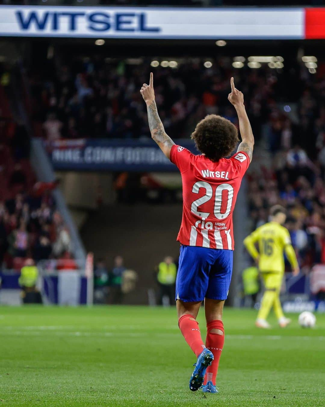 アクセル・ヴィツェルのインスタグラム：「What a feeling!! So proud to score my first goal for this special club 👐🏽 Another big 3 points before the break #AúpaAtleti 🔴⚪️」