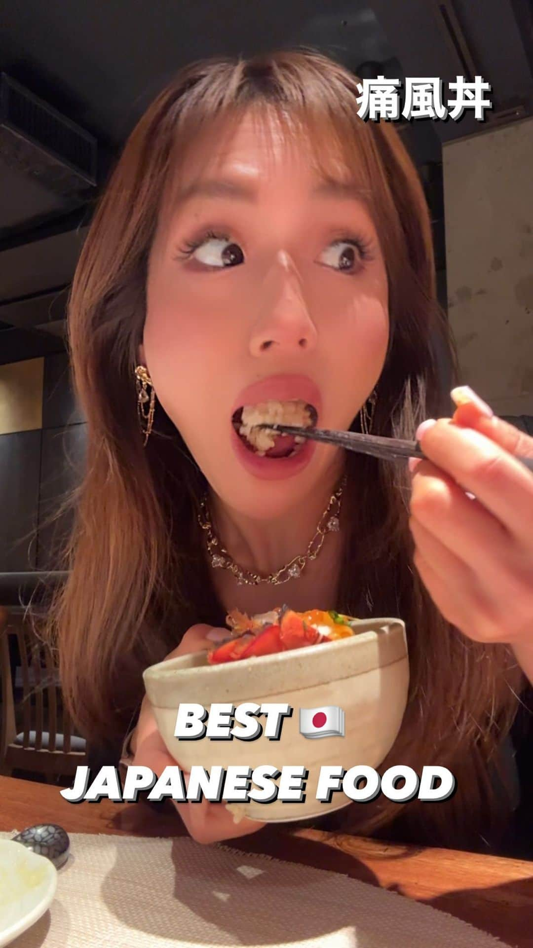 Azusaのインスタグラム：「In Japan all the food is really delicious, no matter what you eat🇯🇵🍚🍣❤️😋 ⁡ 今日は大会終わったらずっと食べたかった和食😍 海老とカニ料理専門店の和えにに行ってきました🦀🦐   ⁡ 美味しすぎて思わずリールに残してしまいました🤤 ぜひみんなも行ってみてね❤️ ⁡ ほんと全部美味しい！お酒の飲み過ぎに注意😆笑 ⁡ ⁡ #workout#fitness#fitnessbikini#bikinifitness#fitnessmotivation#personaltrainer#fitgirl#筋トレ女子#パーソナルトレーナー#ボディメイク女子#ボディメイク#japantravel#japanfood#japanesefood#comidajaponesa」