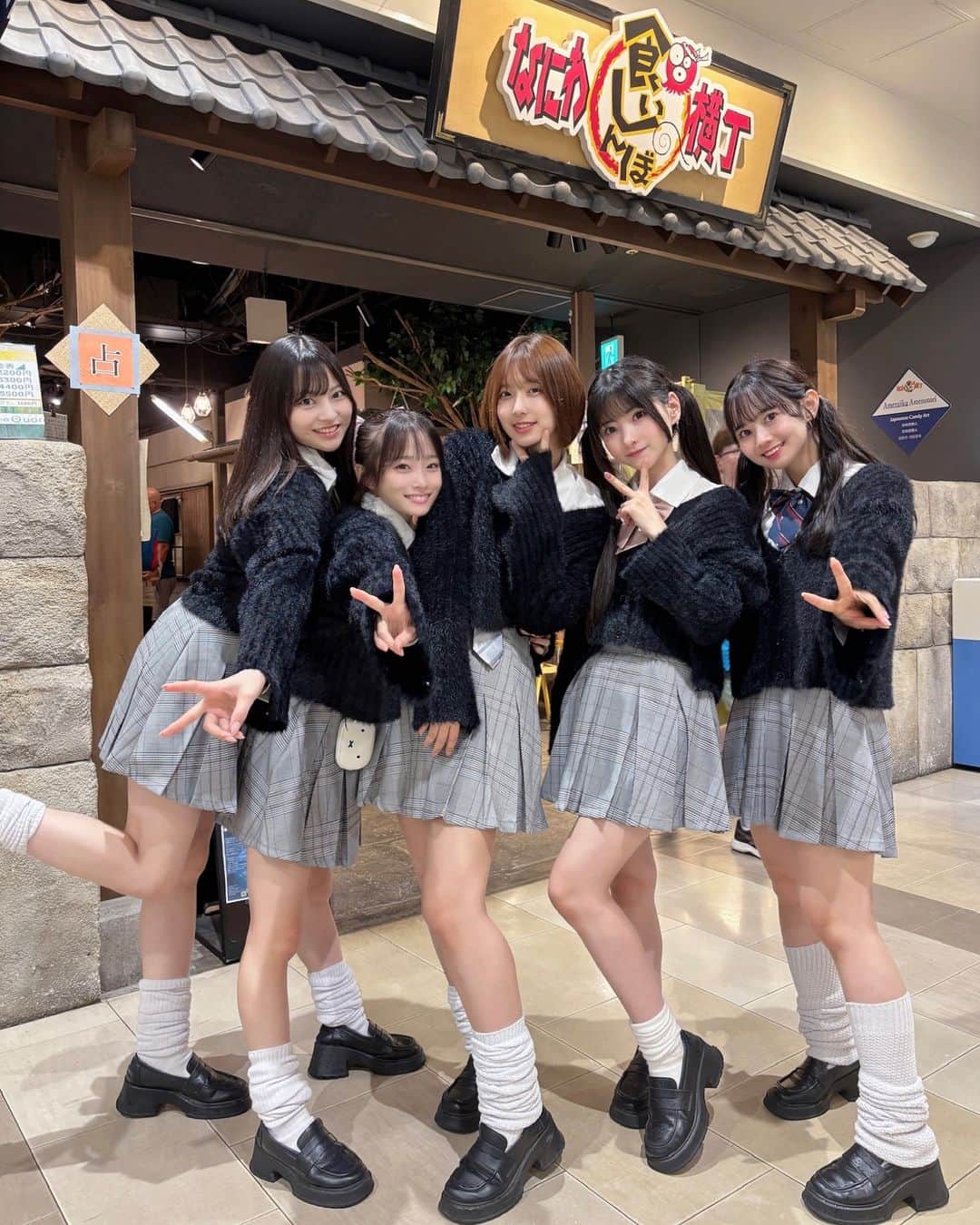 のインスタグラム：「🦪🐙 ⁡ #ババババンビ in大阪　オフショット📷✨ ⁡ みんなで、なにわ食いしんぼ横丁へ❤️ 雨でも安心☔️☝🏻笑 ⁡ #ババババンビ  #岸みゆ #水湊みお #小鳥遊るい #近藤沙瑛子 #宇咲 #大阪 #osaka #アイドル #idol #japaneseidol」